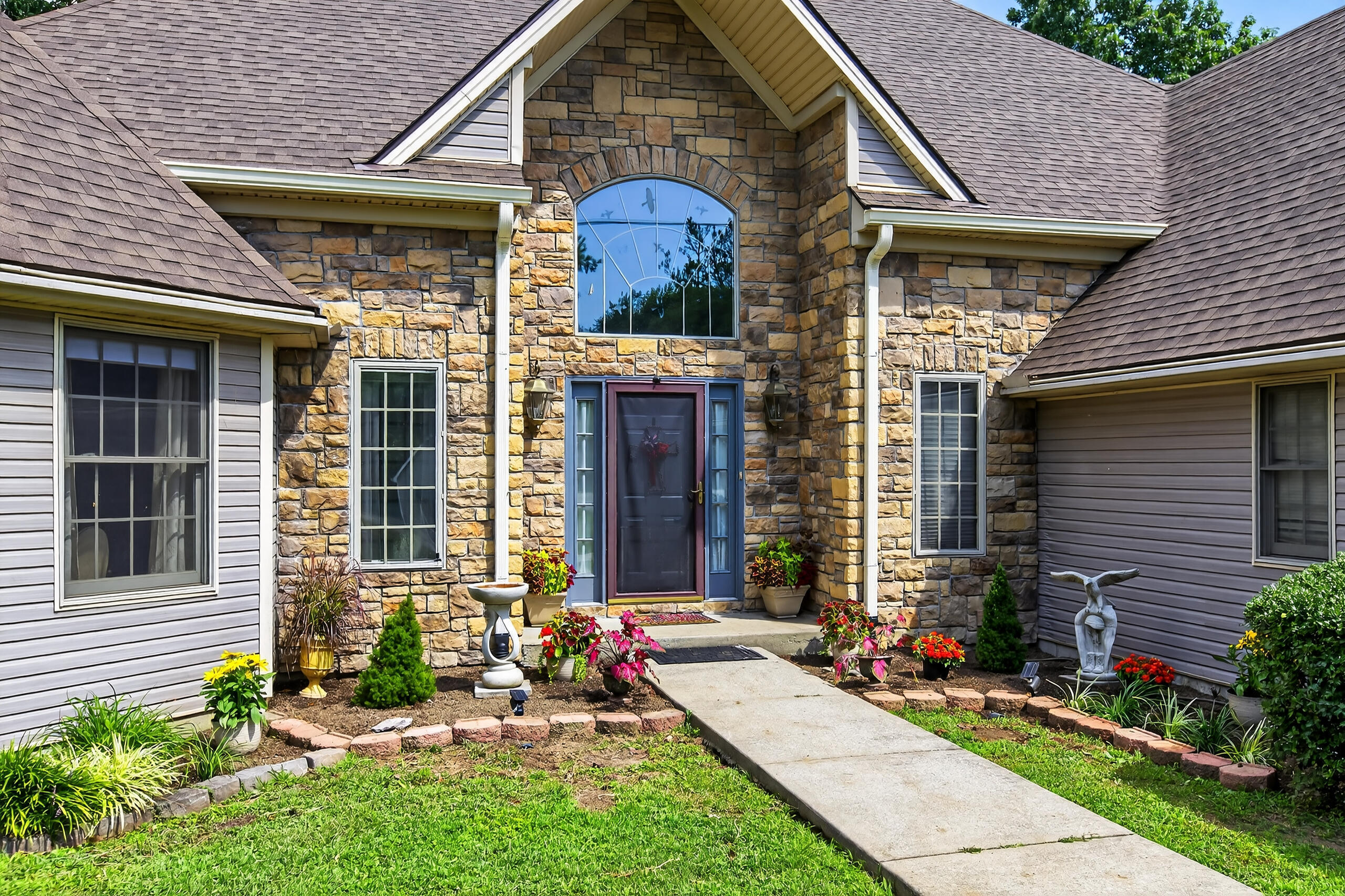 221 N Homestead Lane