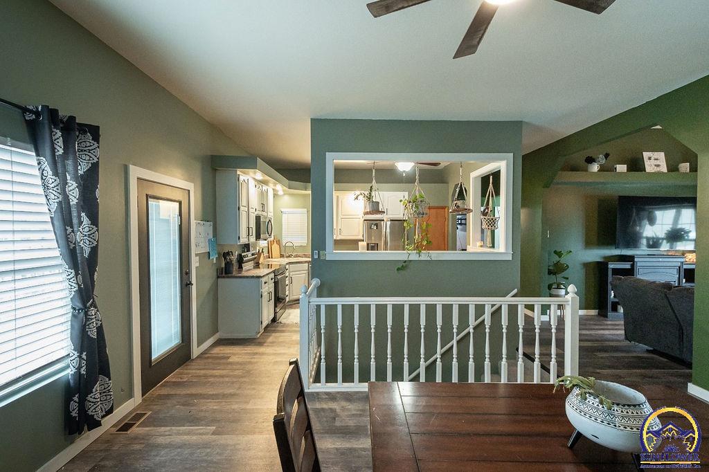 406 Sunset LN