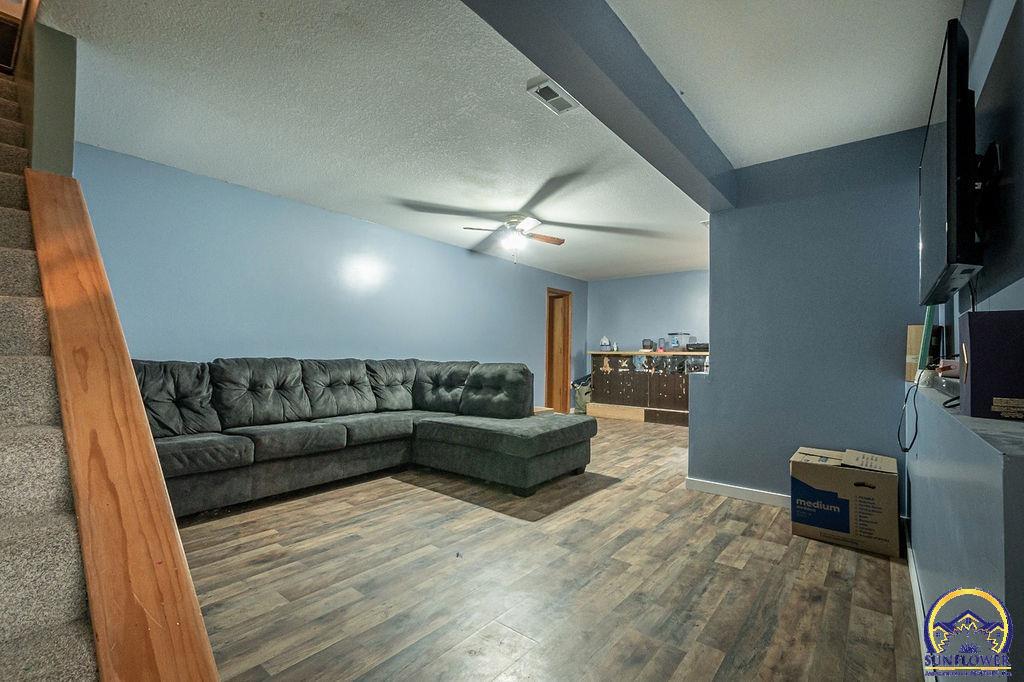 406 Sunset LN