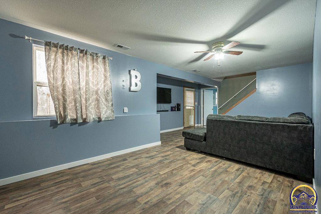 406 Sunset LN