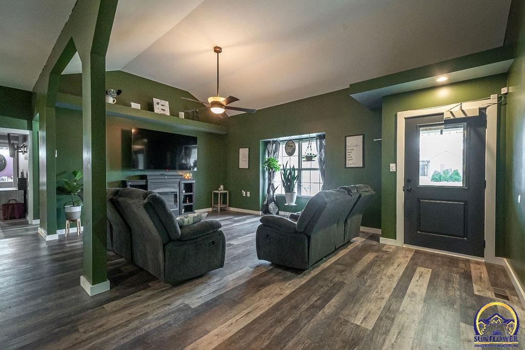 406 Sunset LN