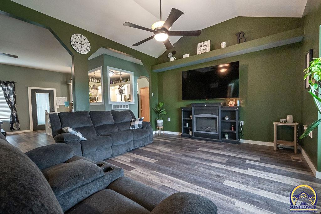 406 Sunset LN