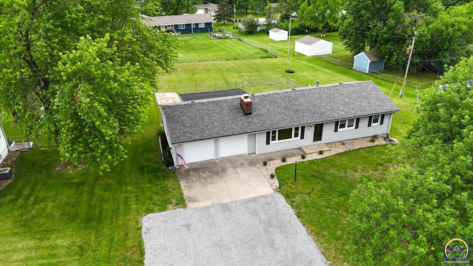 527 NE Monhollon DR