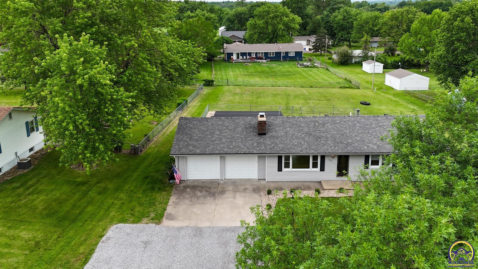 527 NE Monhollon DR
