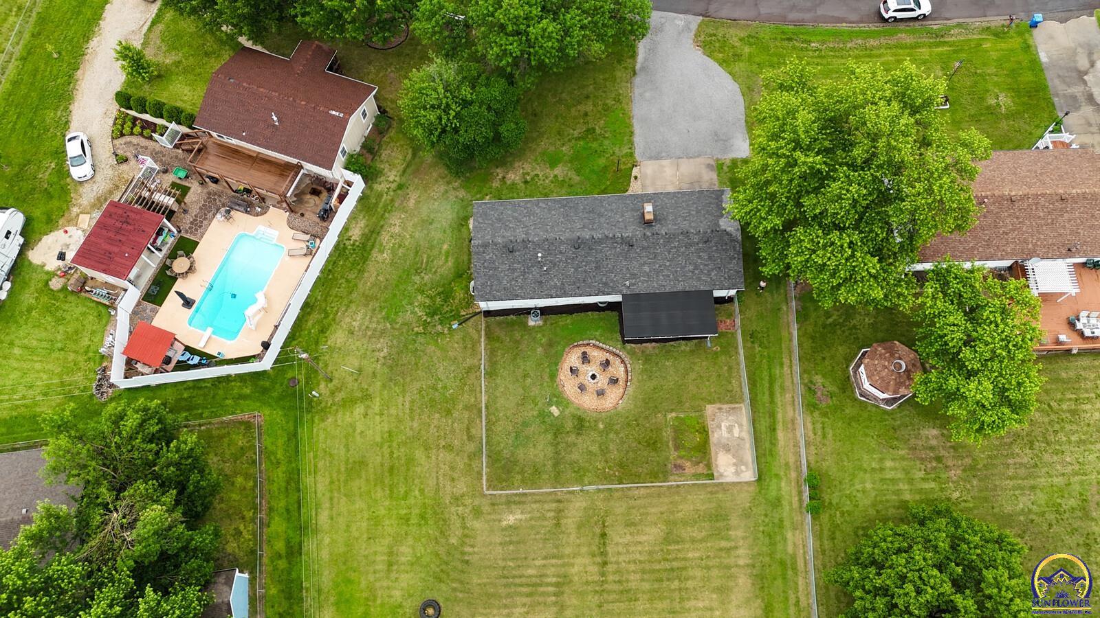 527 NE Monhollon DR