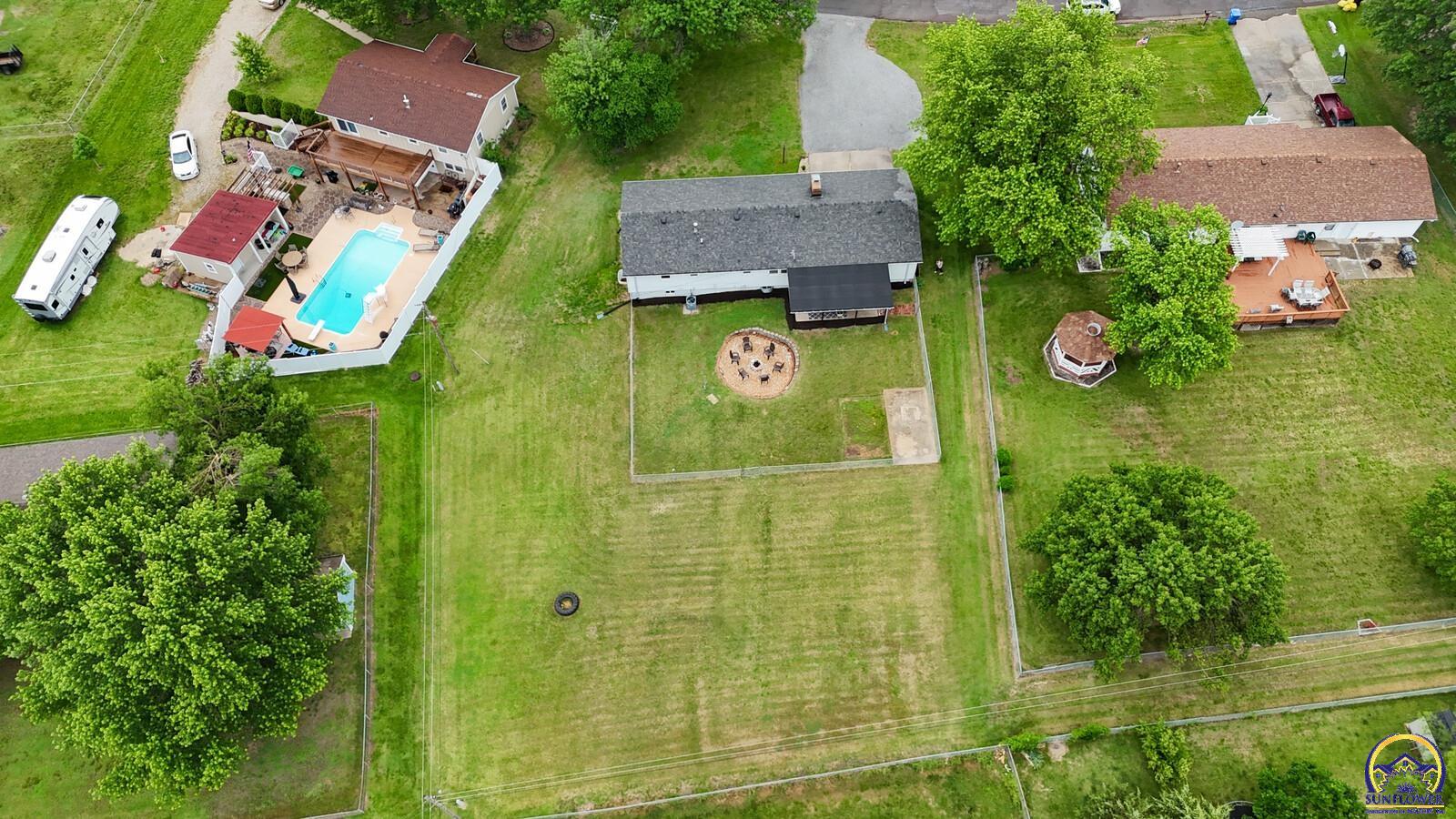 527 NE Monhollon DR
