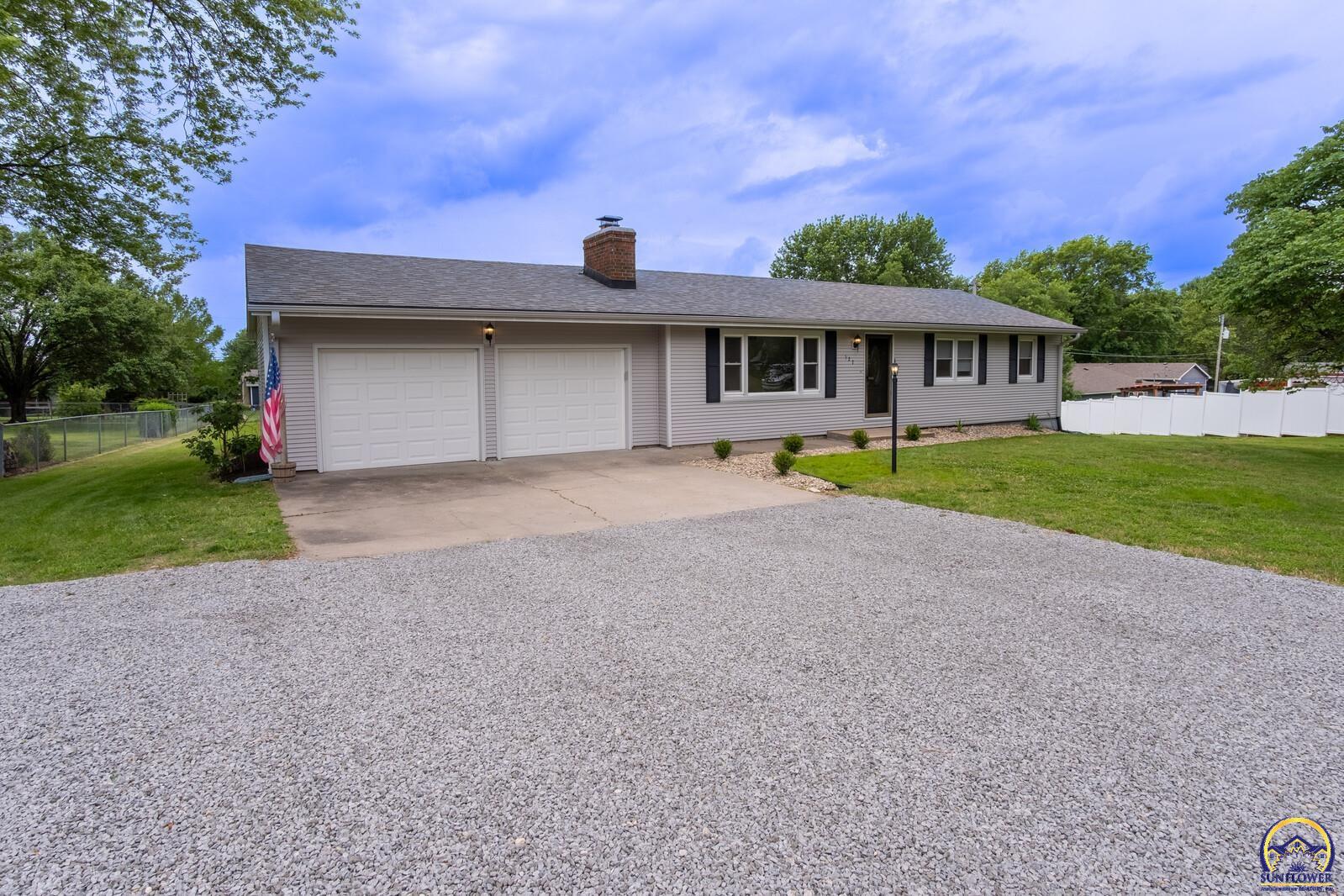 527 NE Monhollon DR