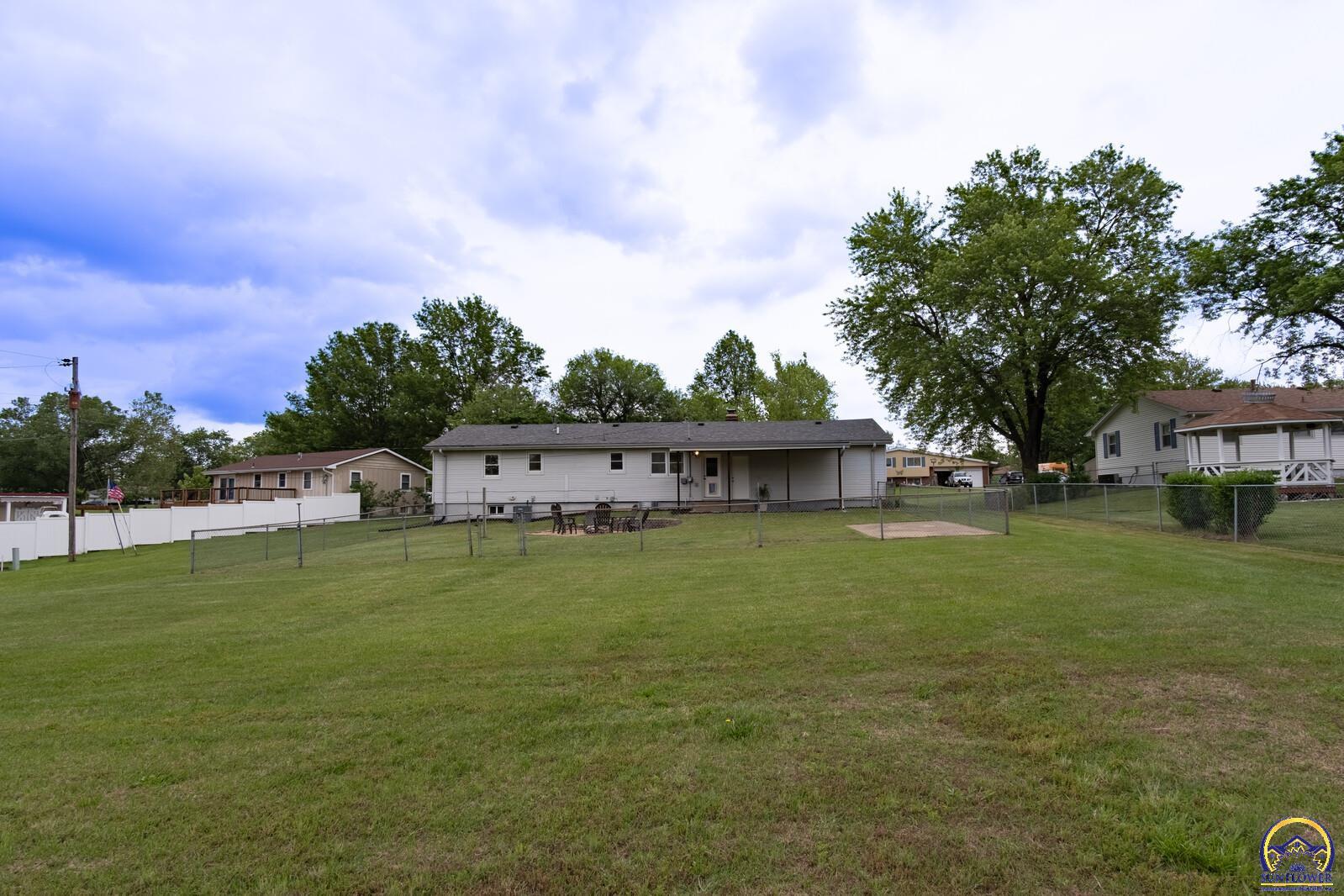 527 NE Monhollon DR
