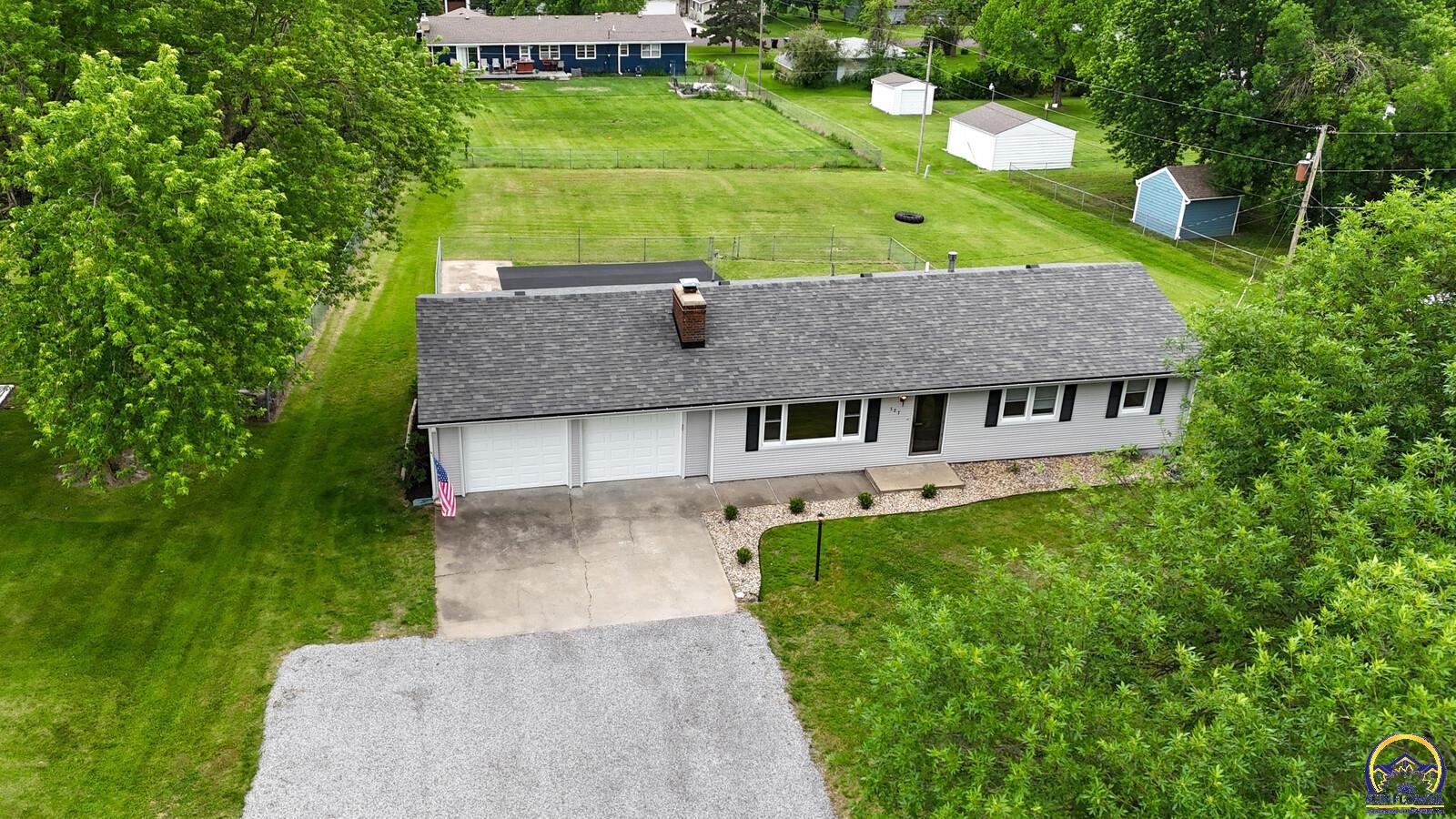 527 NE Monhollon DR