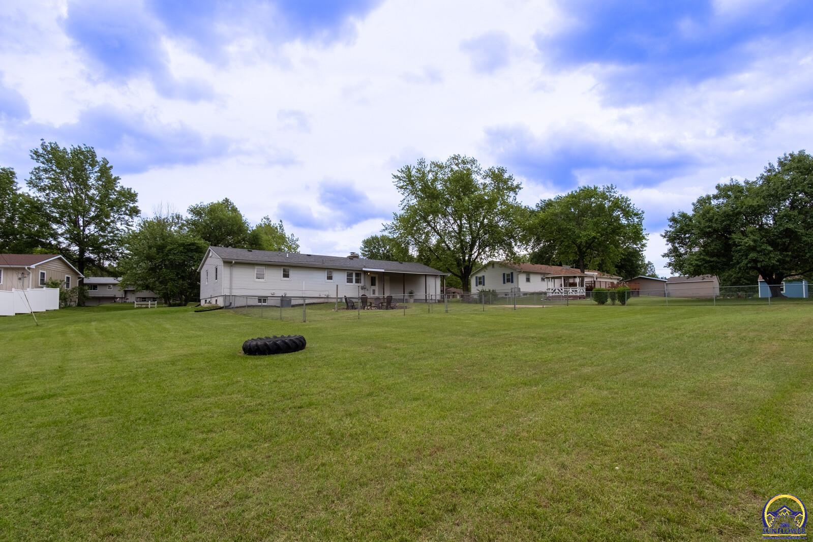 527 NE Monhollon DR