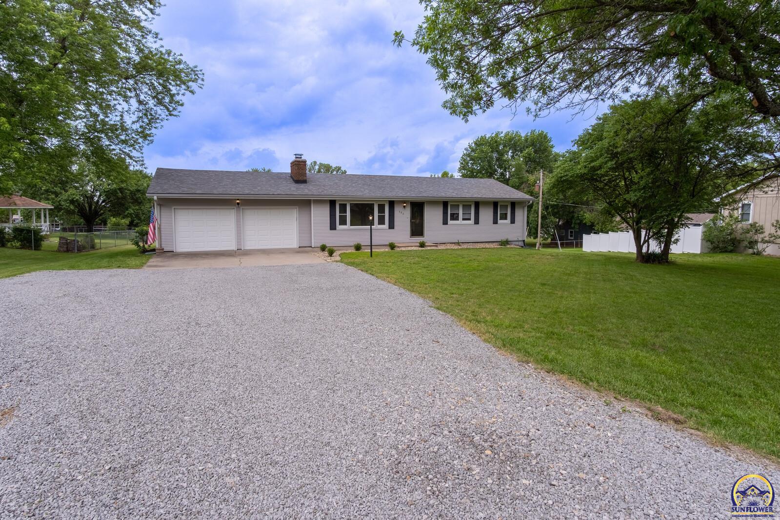 527 NE Monhollon DR