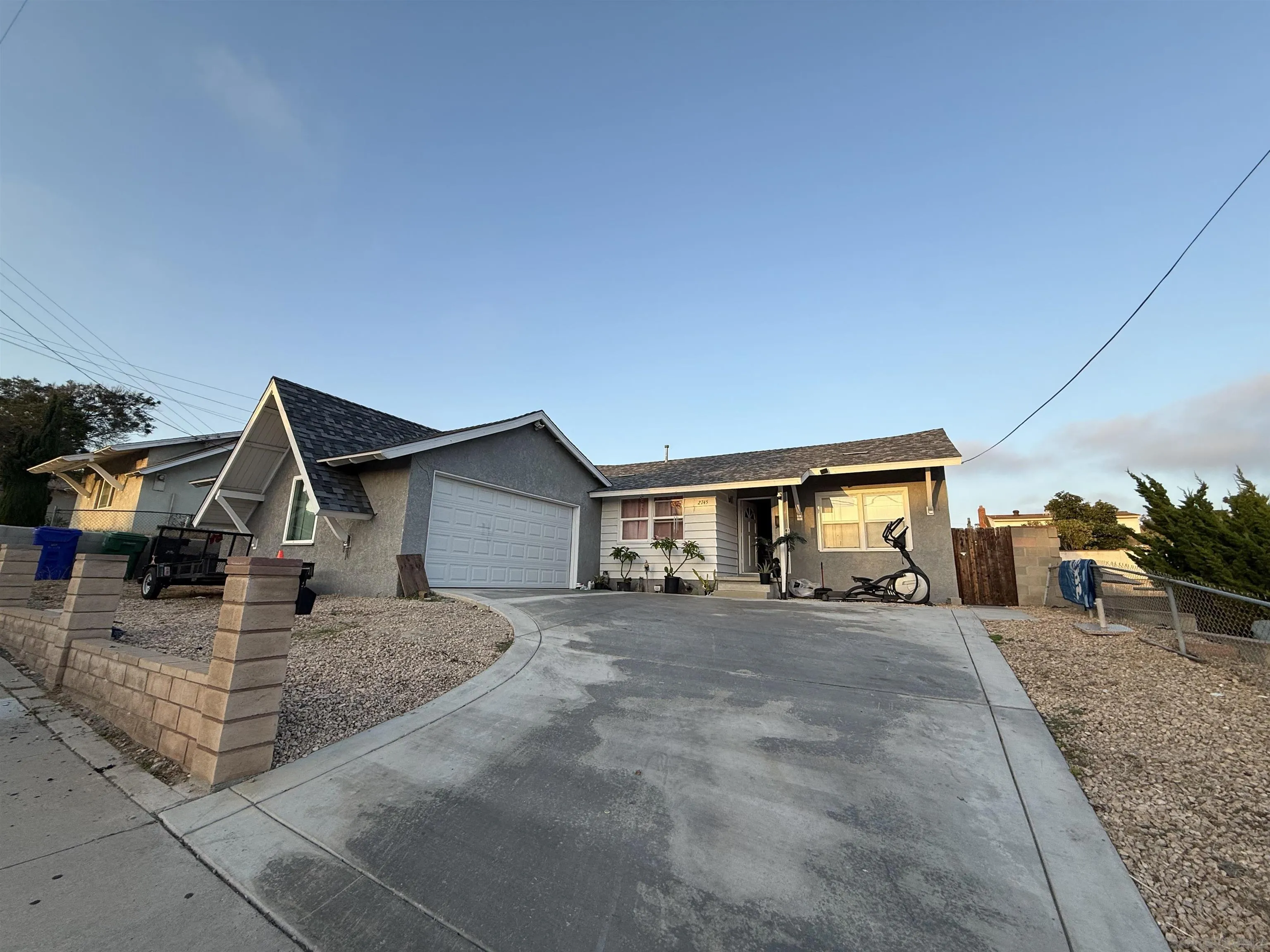 2745 Kausman St