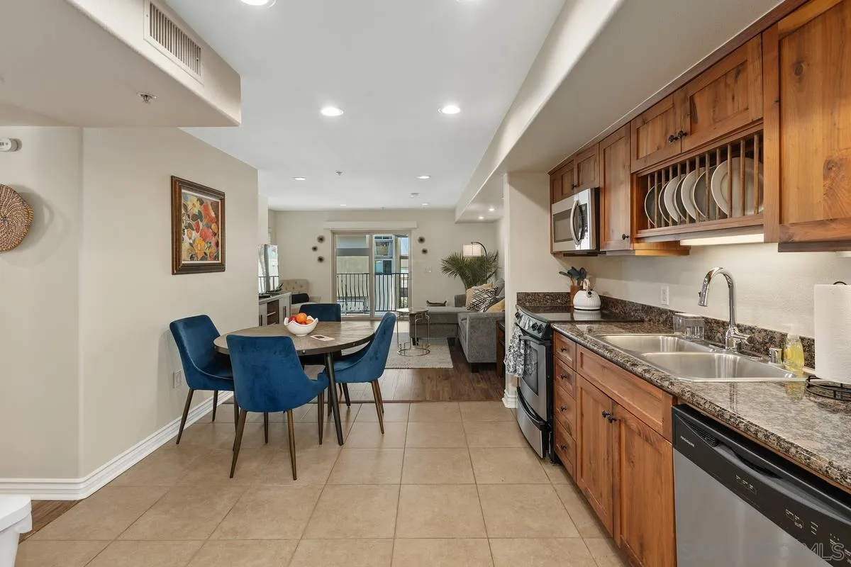 801 W Hawthorn St Unit 301