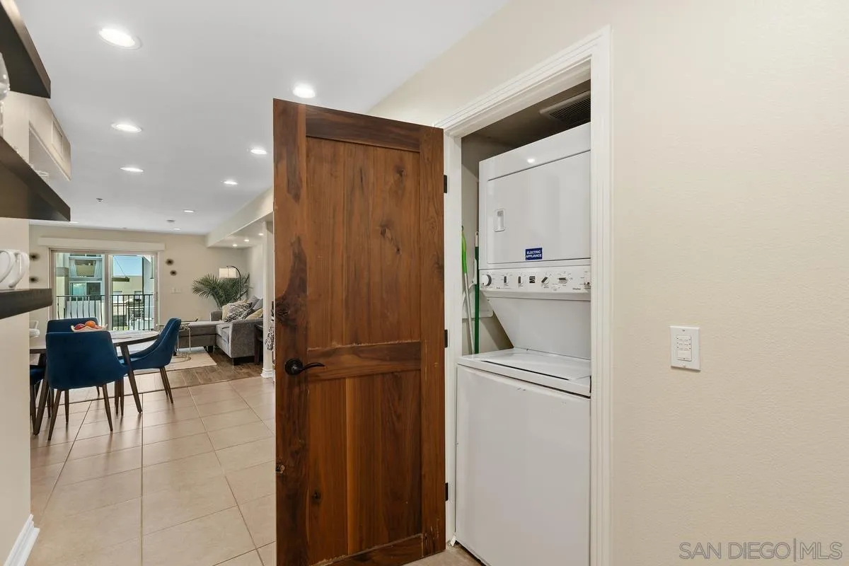 801 W Hawthorn St Unit 301