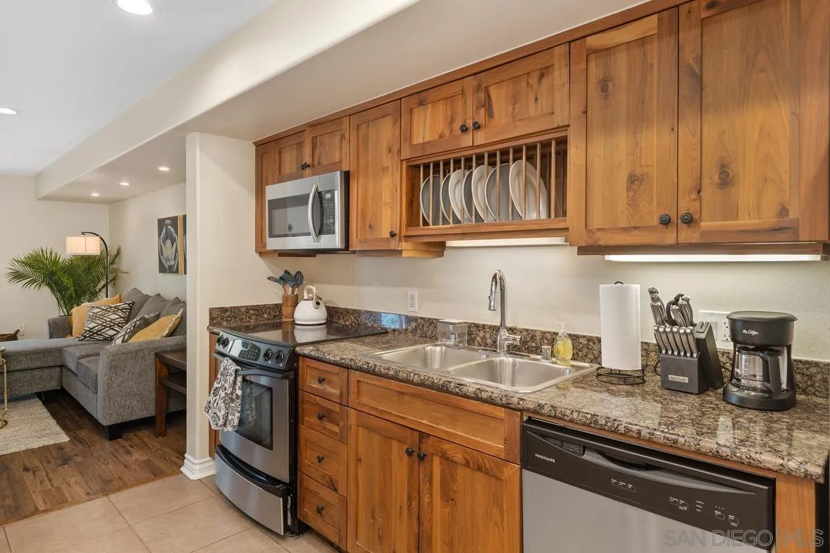801 W Hawthorn St Unit 301