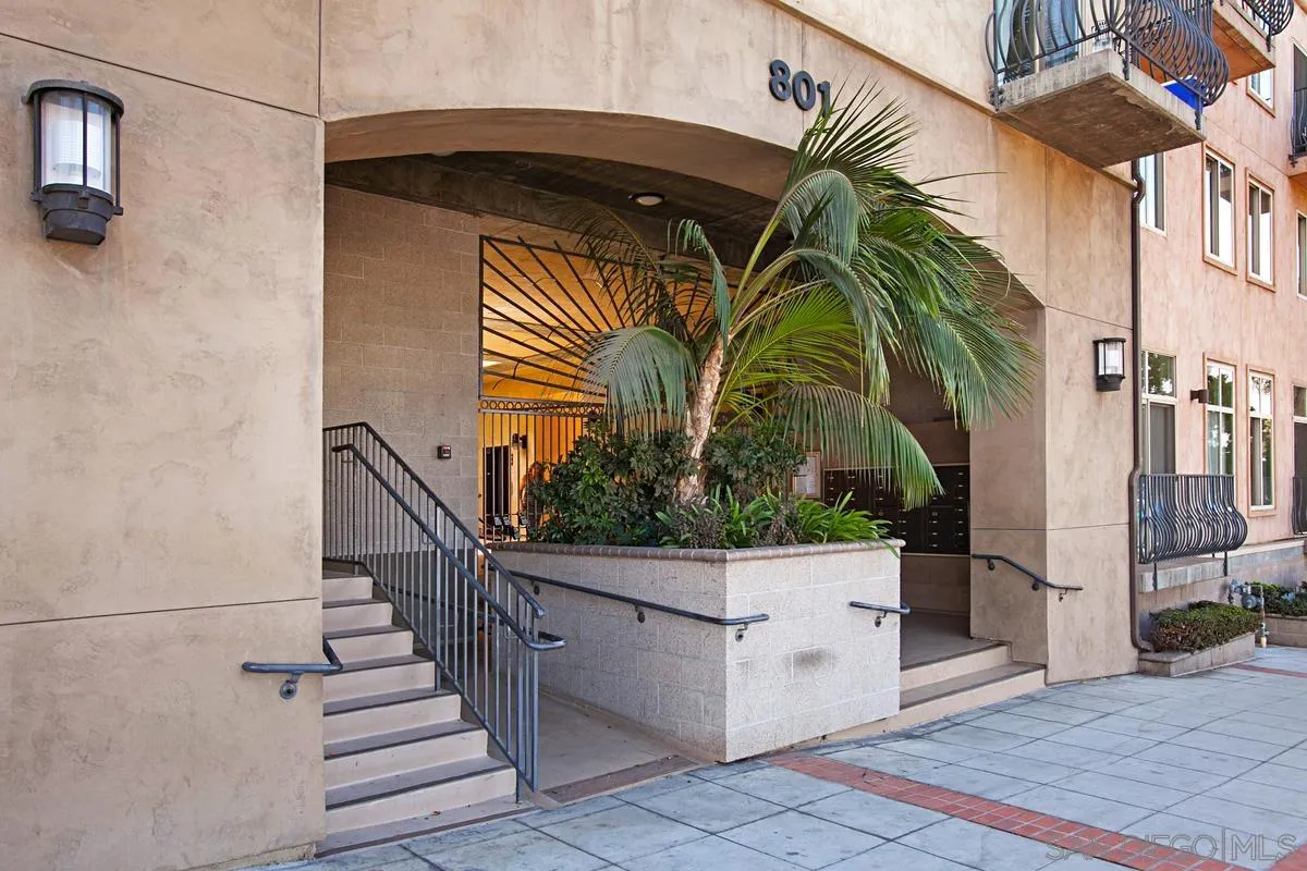 801 W Hawthorn St Unit 301