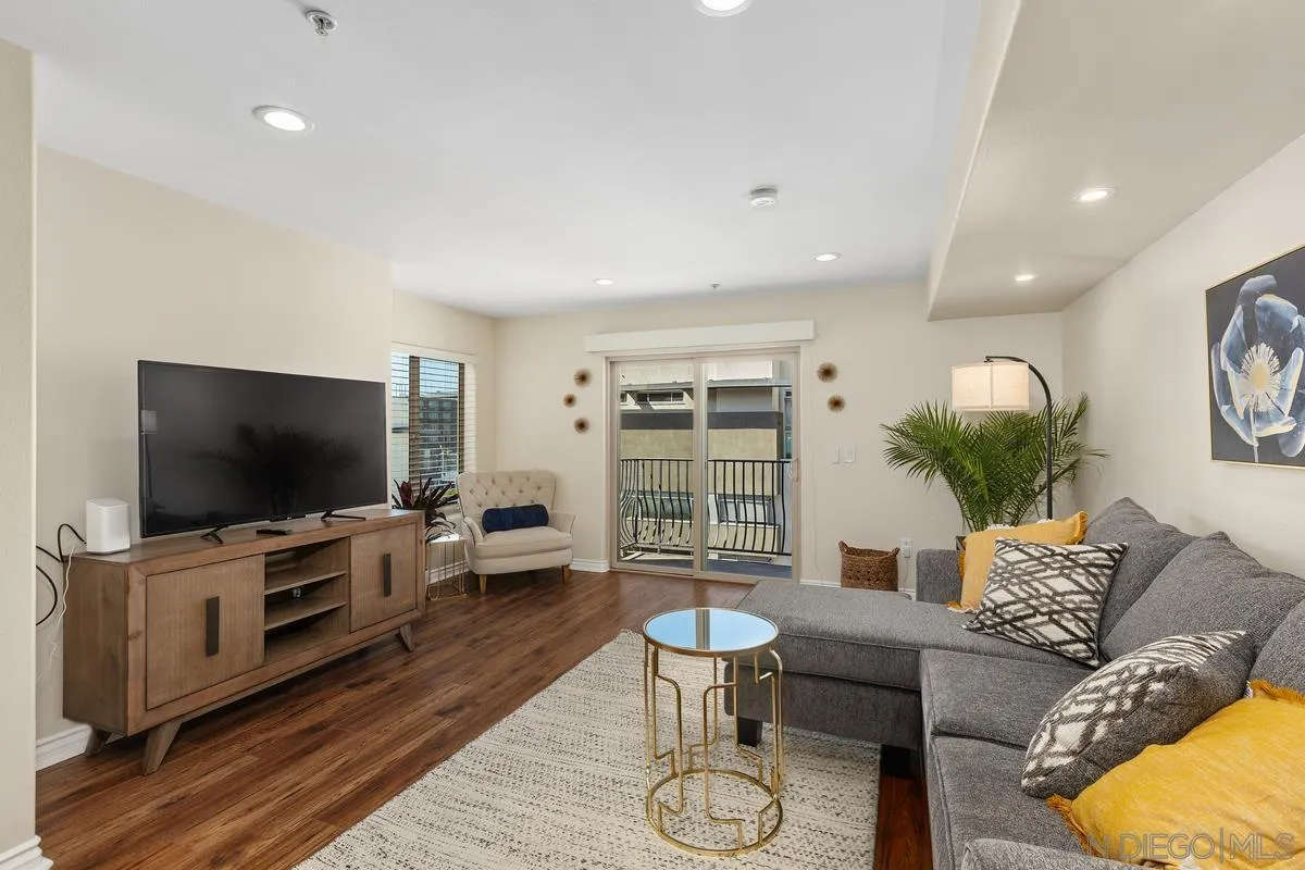801 W Hawthorn St Unit 301