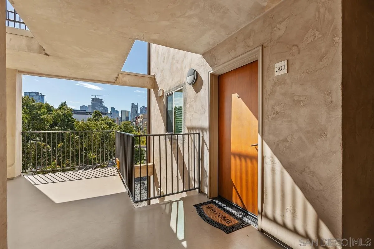 801 W Hawthorn St Unit 301
