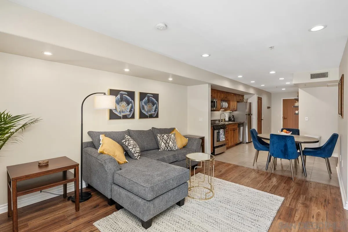 801 W Hawthorn St Unit 301