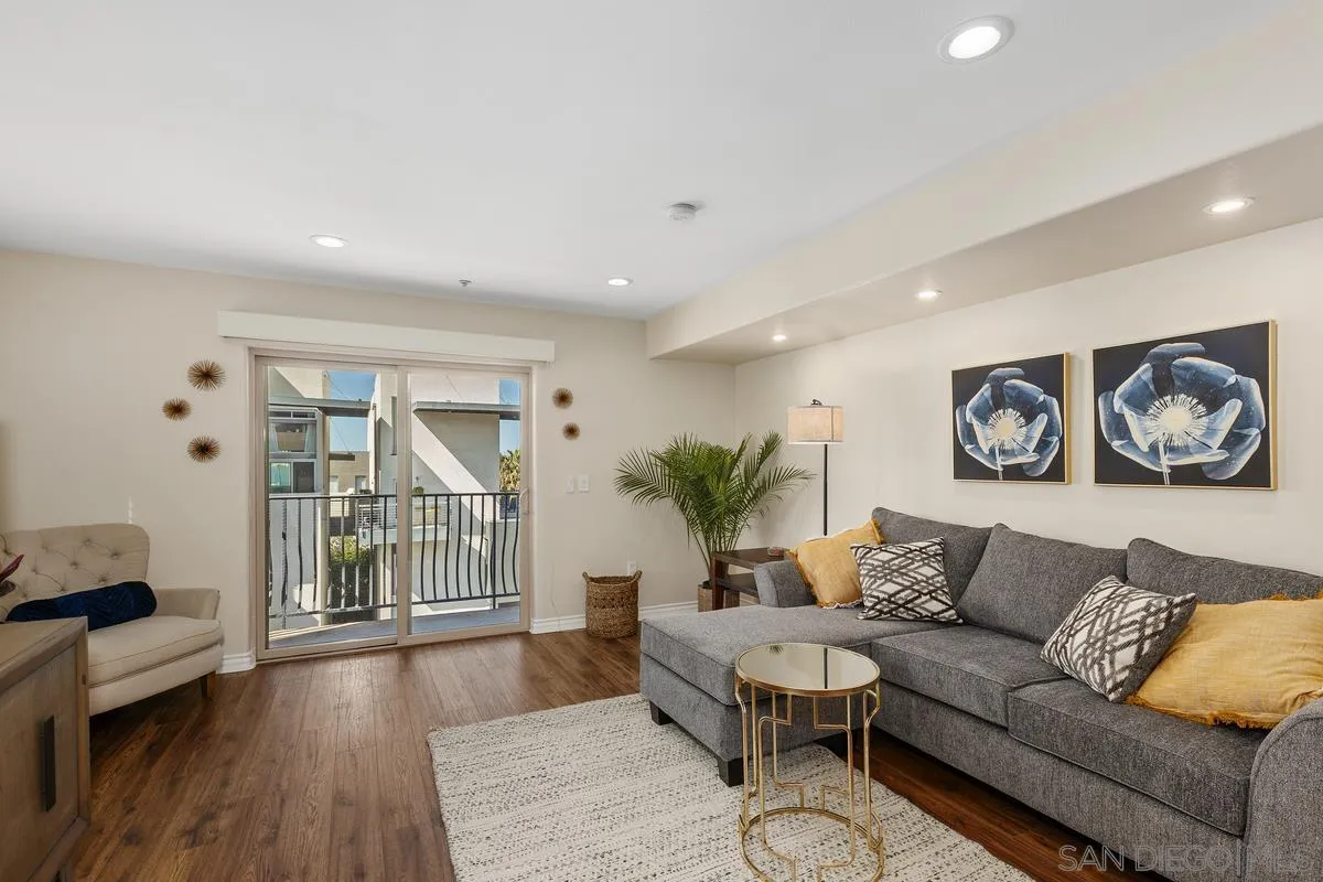 801 W Hawthorn St Unit 301