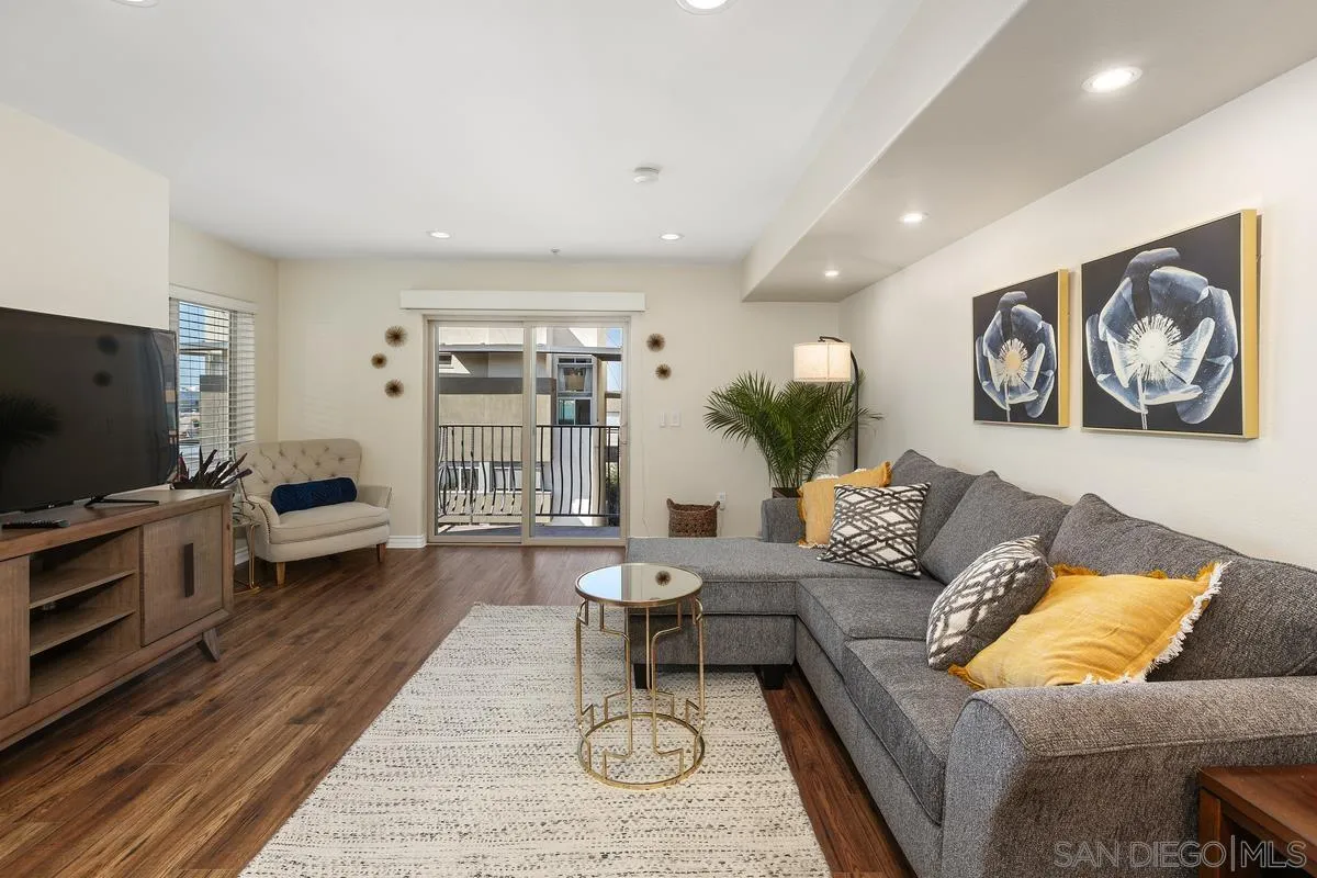 801 W Hawthorn St Unit 301