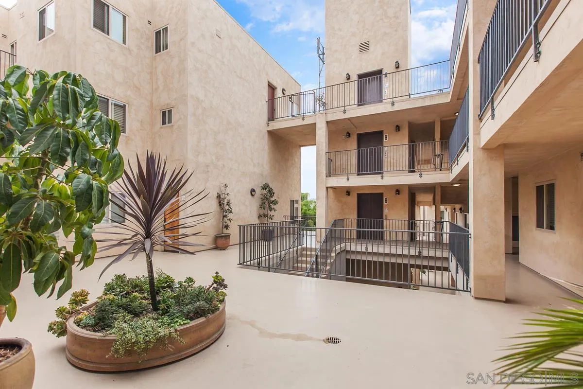 801 W Hawthorn St Unit 301
