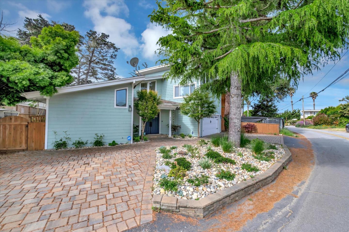 627 Seacliff DR