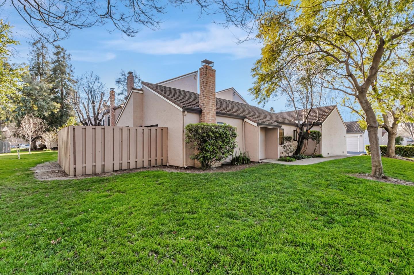 2516 Palmdale CT