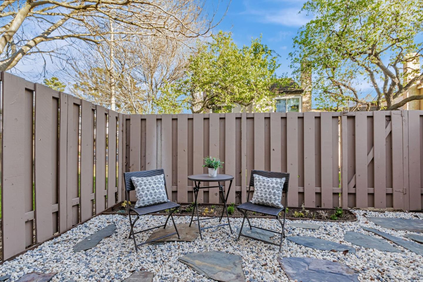 2516 Palmdale CT