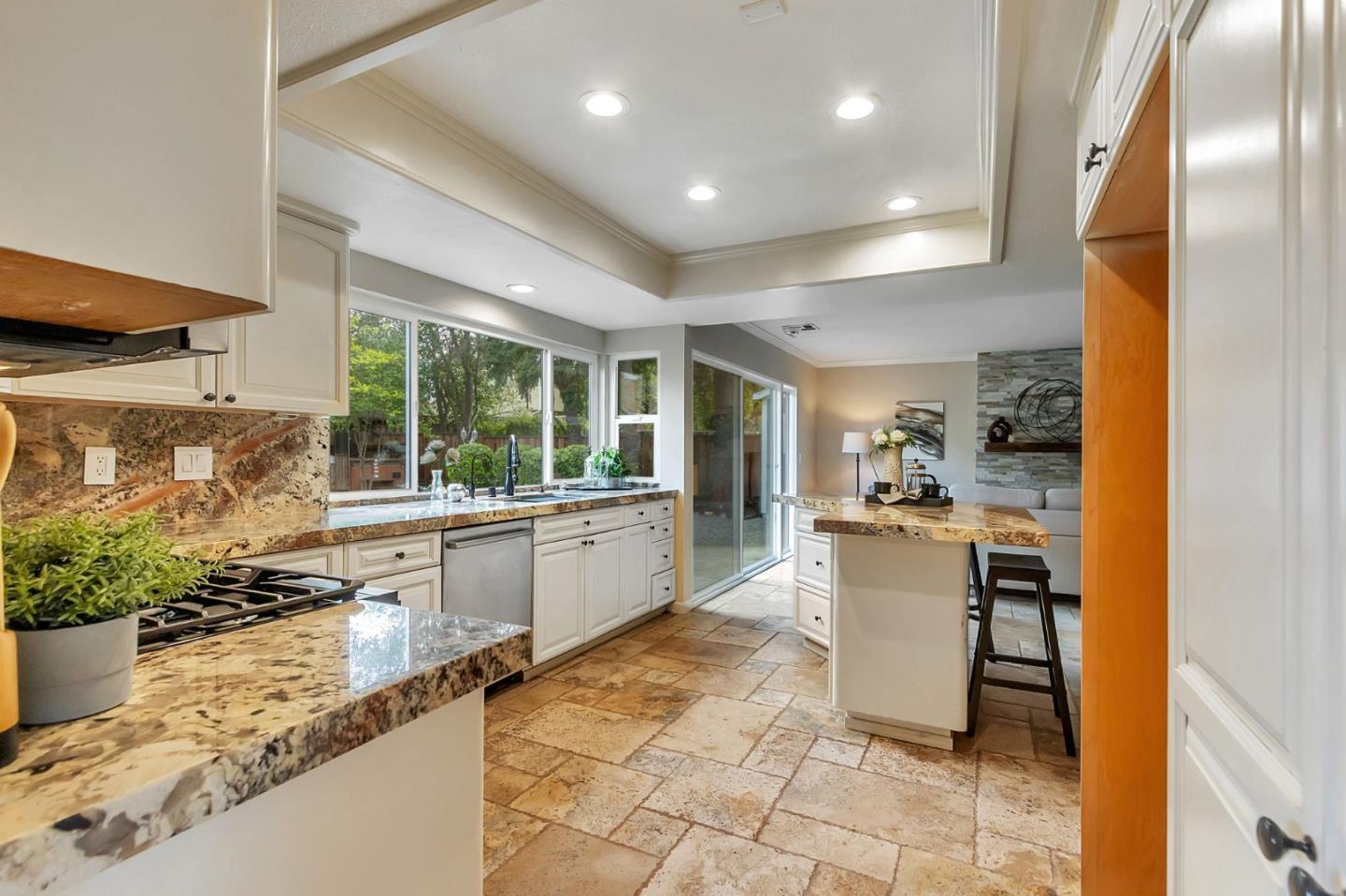 6524 Bose LN