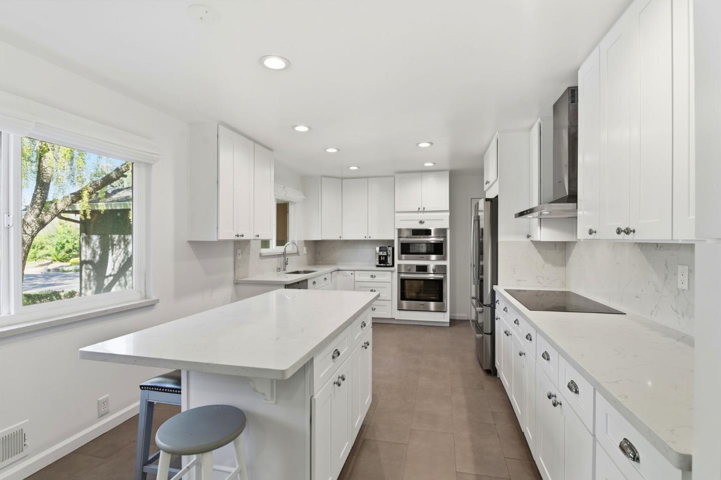 1370 Hillcrest Court