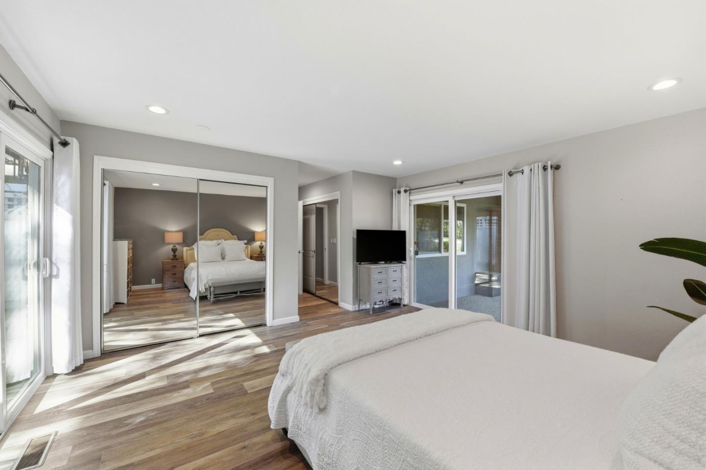 1370 Hillcrest Court