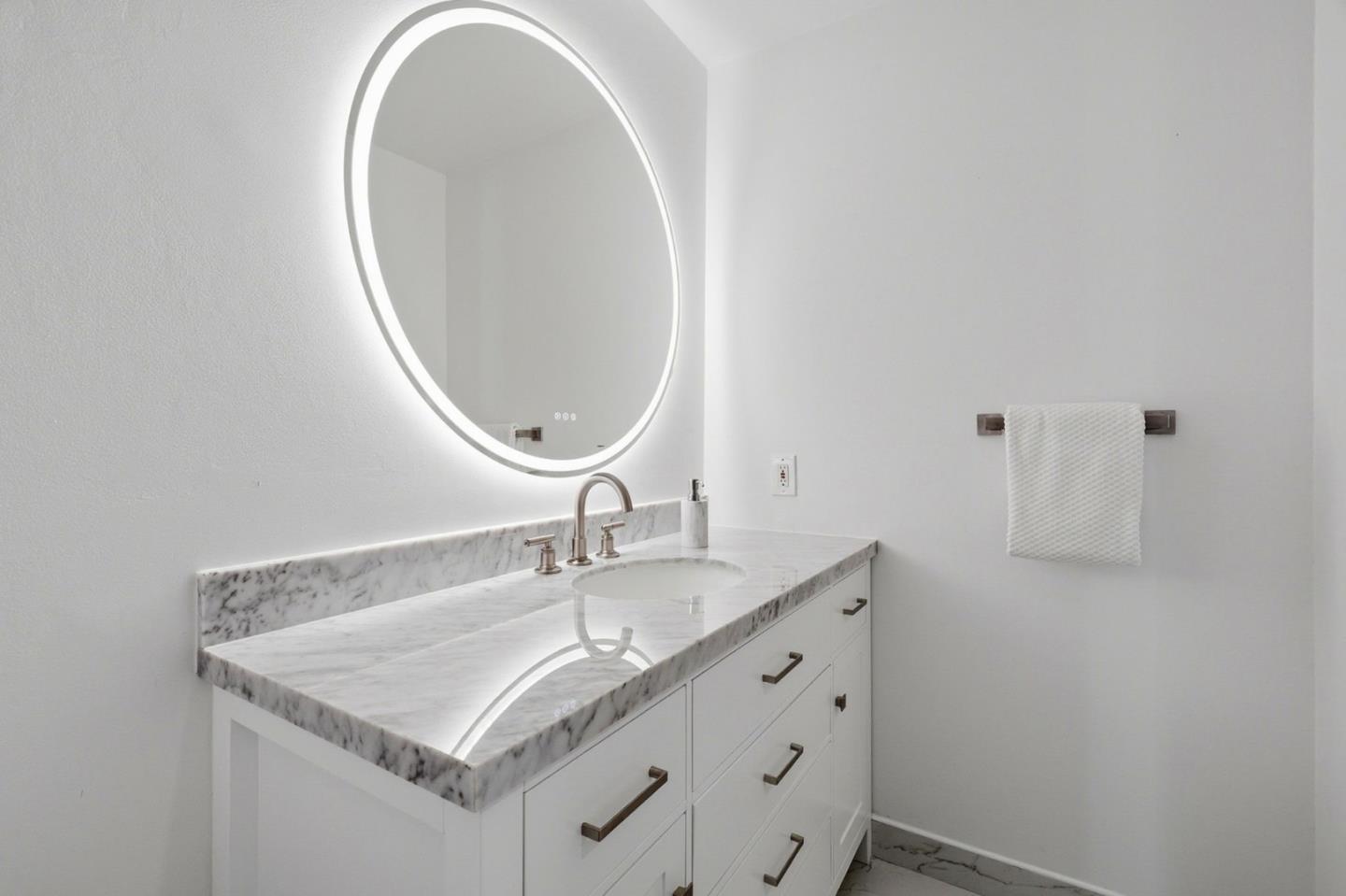 1370 Hillcrest Court