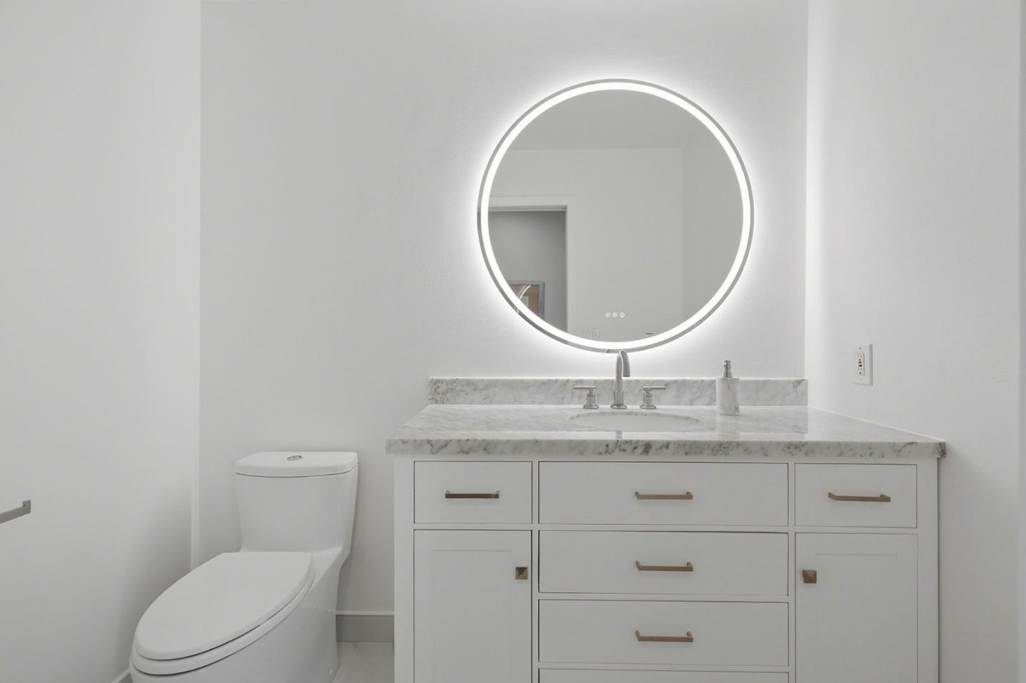 1370 Hillcrest Court