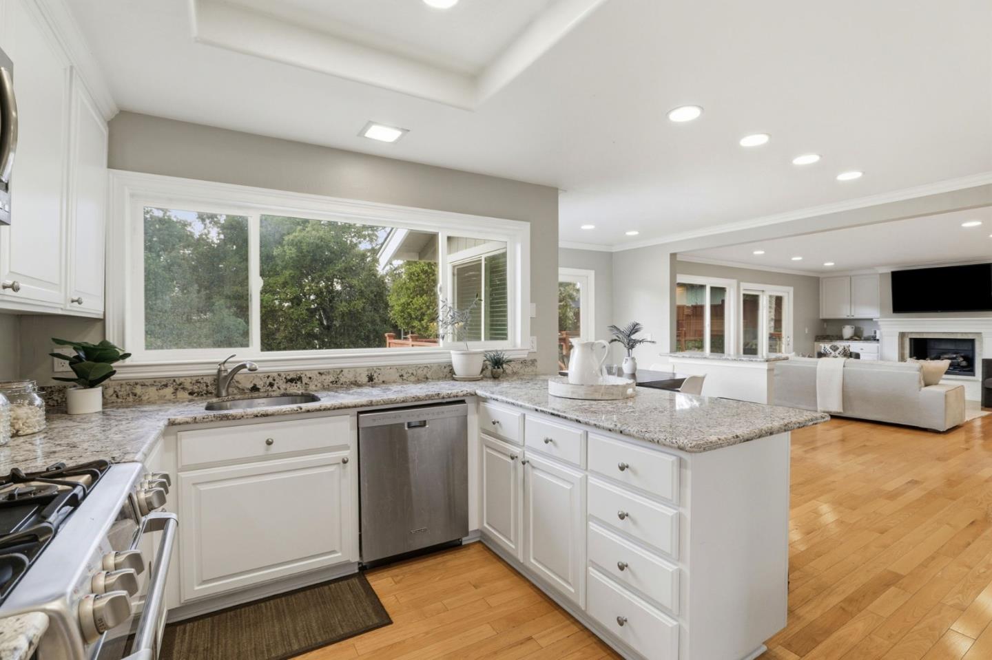 7111 Wooded Lake DR
