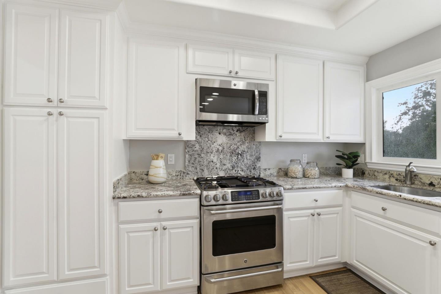 7111 Wooded Lake DR