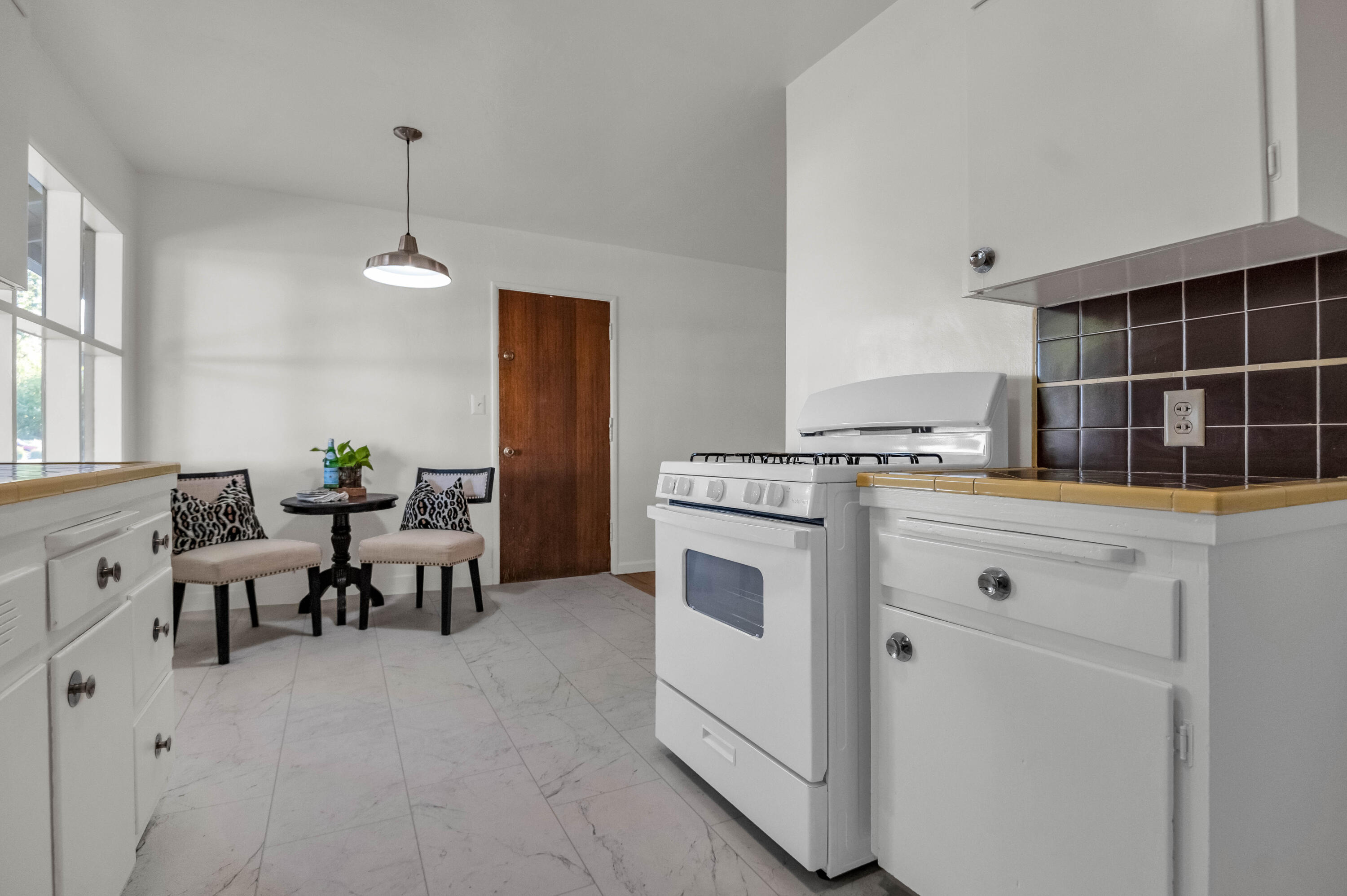 1016 E Kaweah Avenue