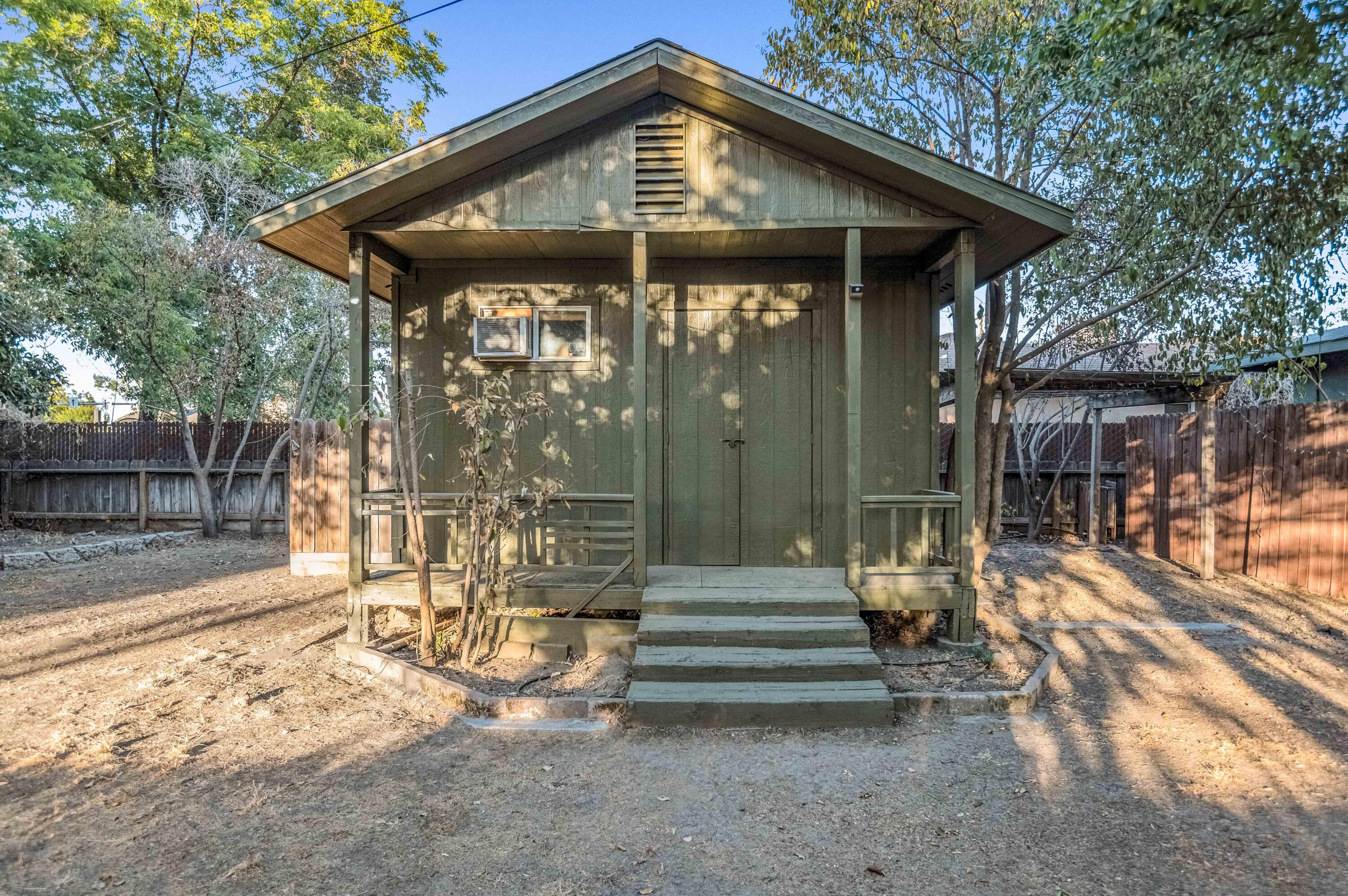 1016 E Kaweah Avenue