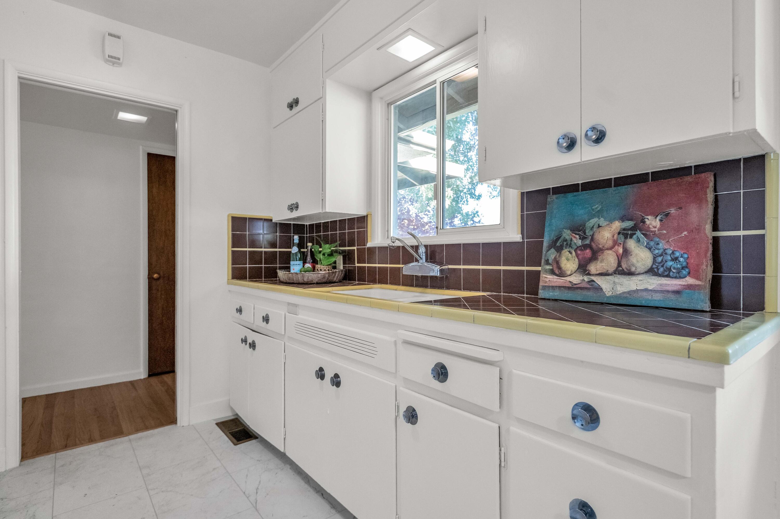 1016 E Kaweah Avenue