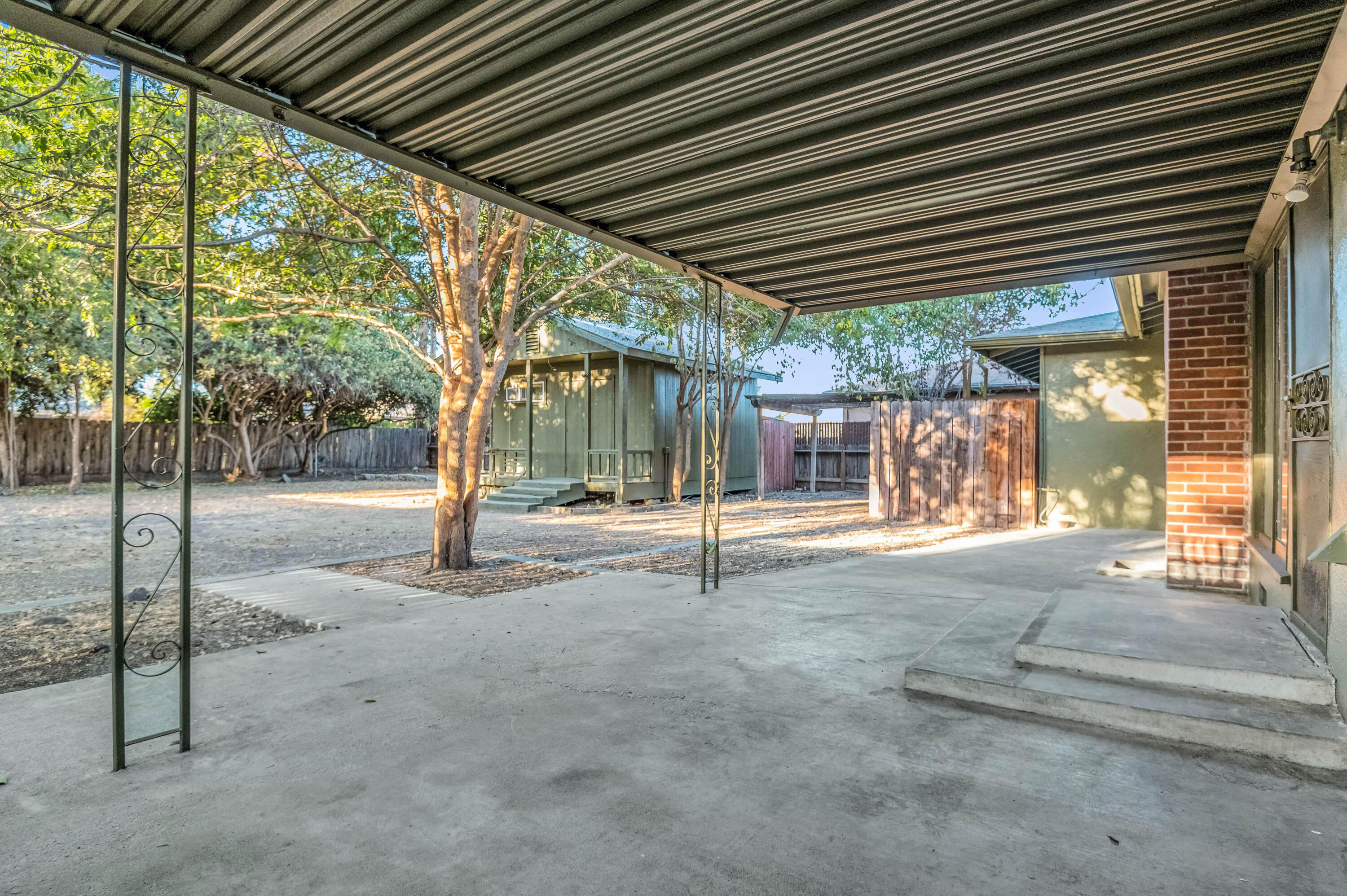 1016 E Kaweah Avenue