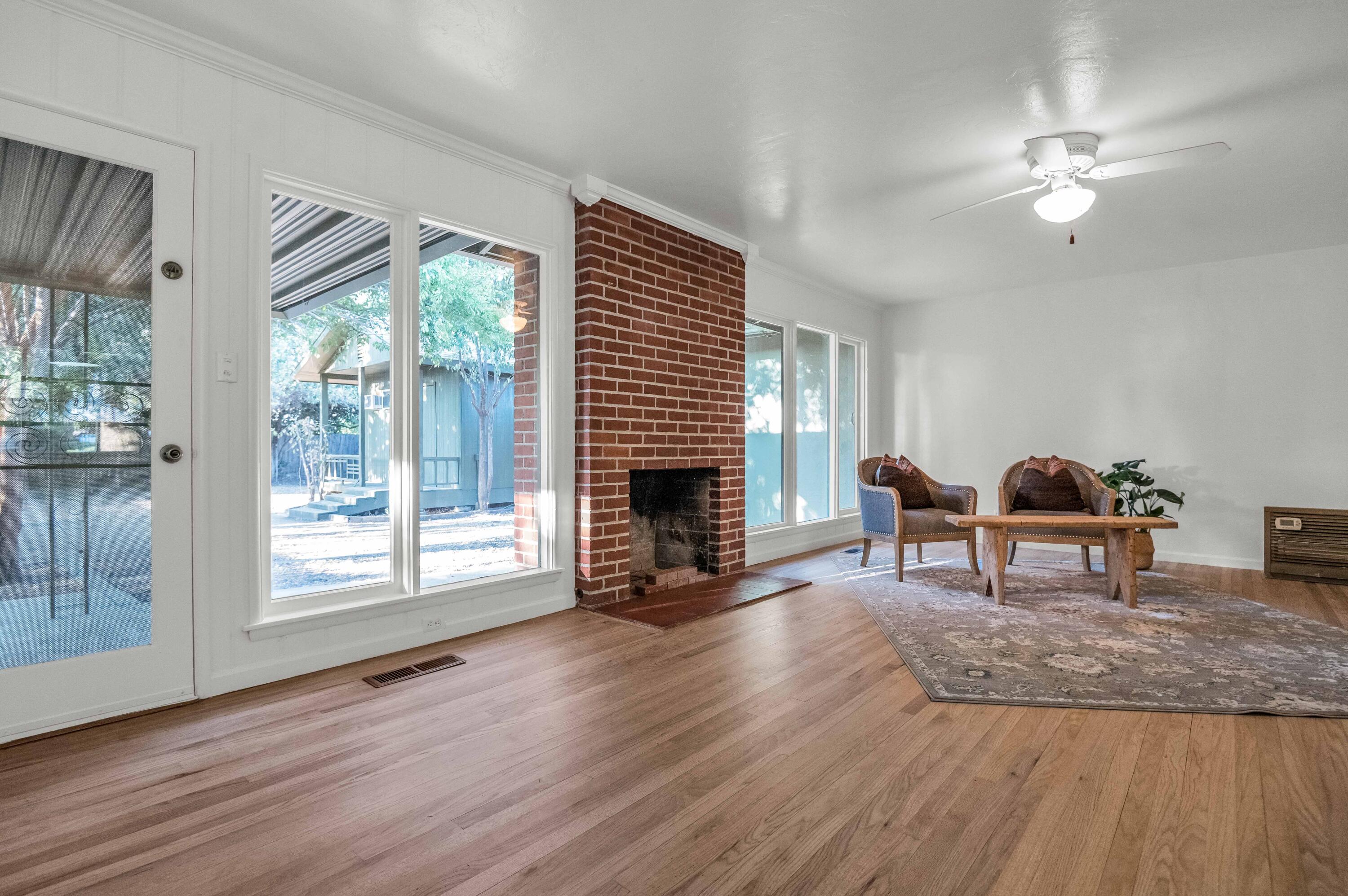 1016 E Kaweah Avenue