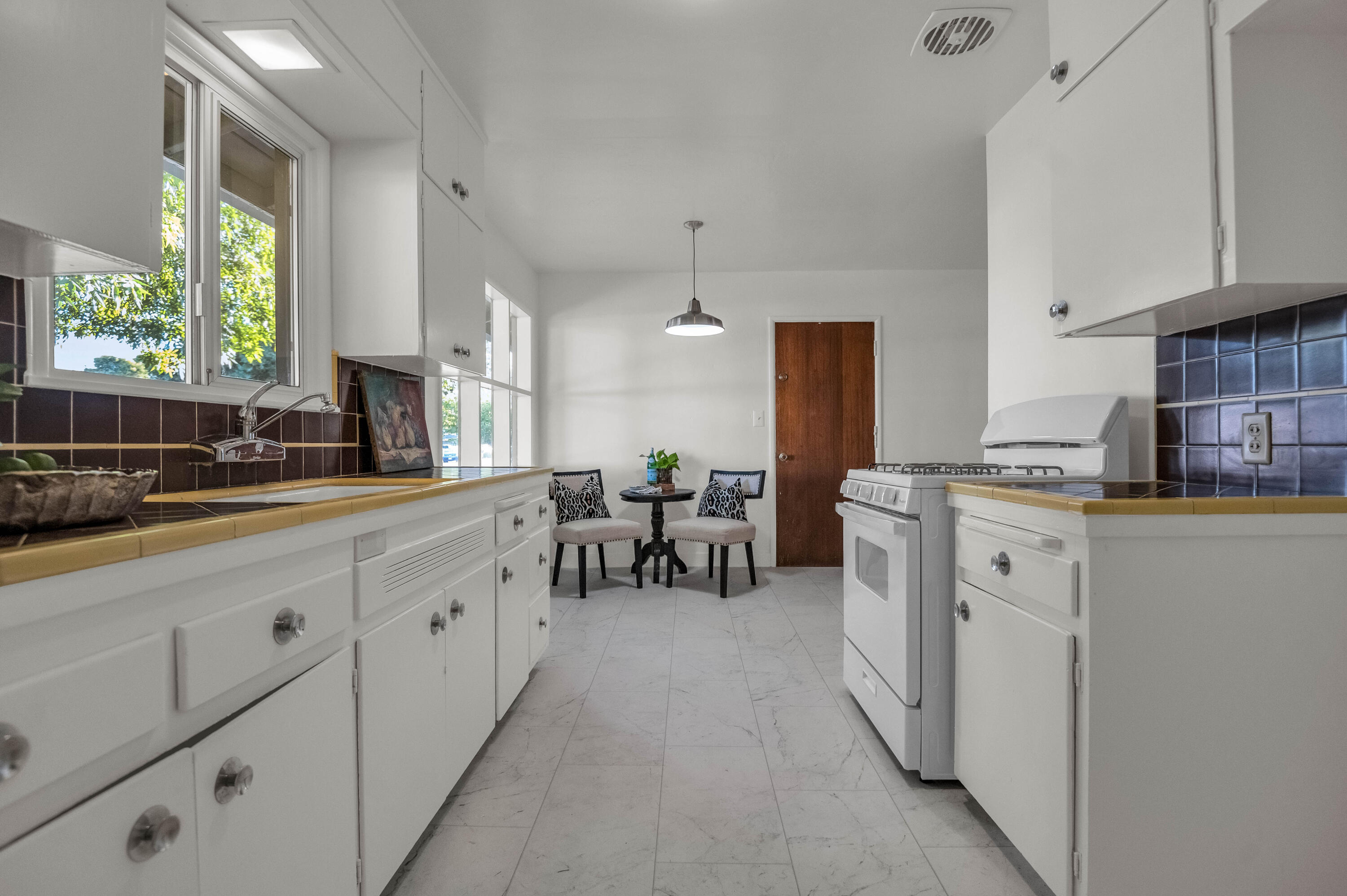 1016 E Kaweah Avenue