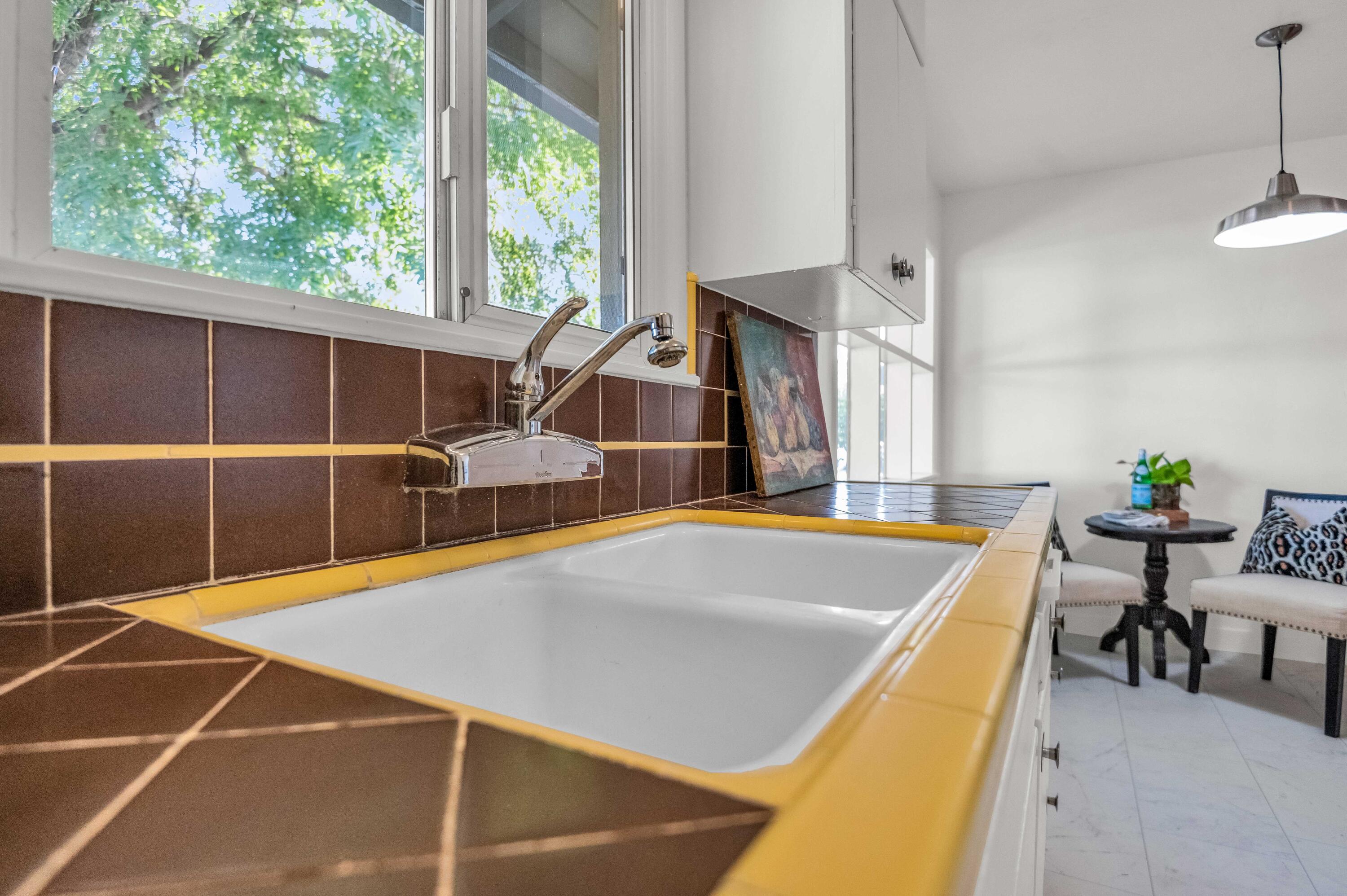 1016 E Kaweah Avenue