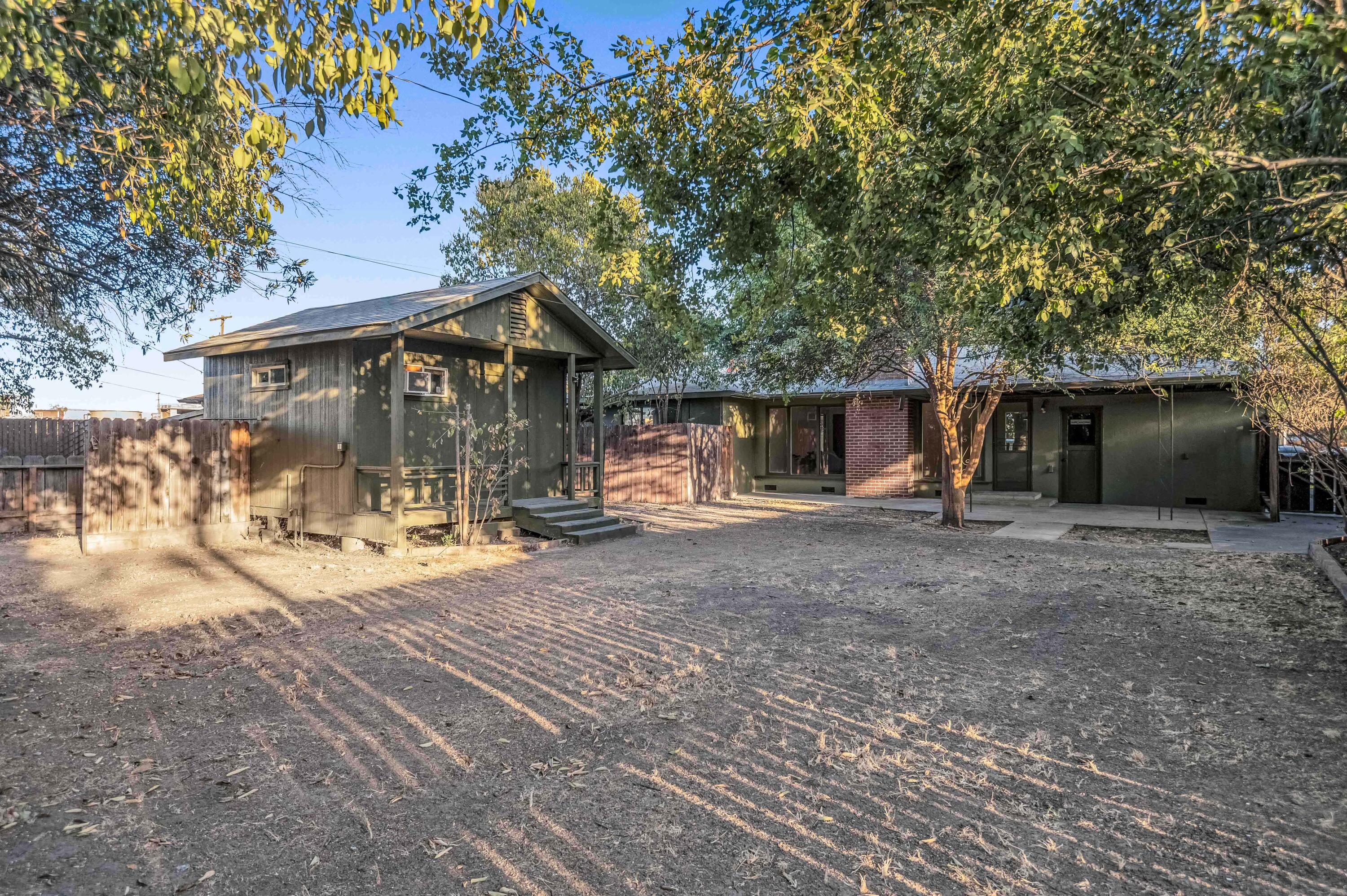 1016 E Kaweah Avenue