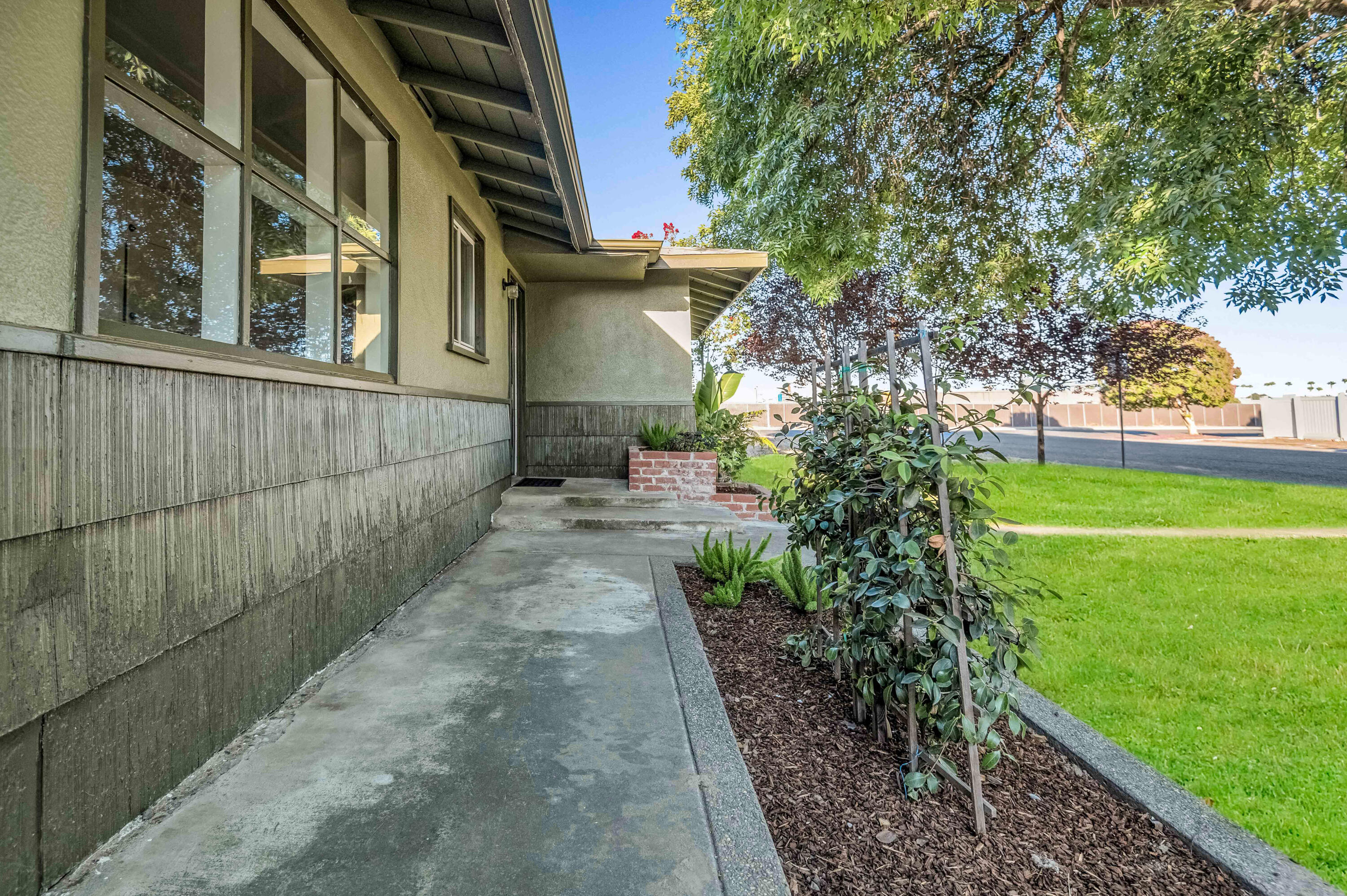 1016 E Kaweah Avenue