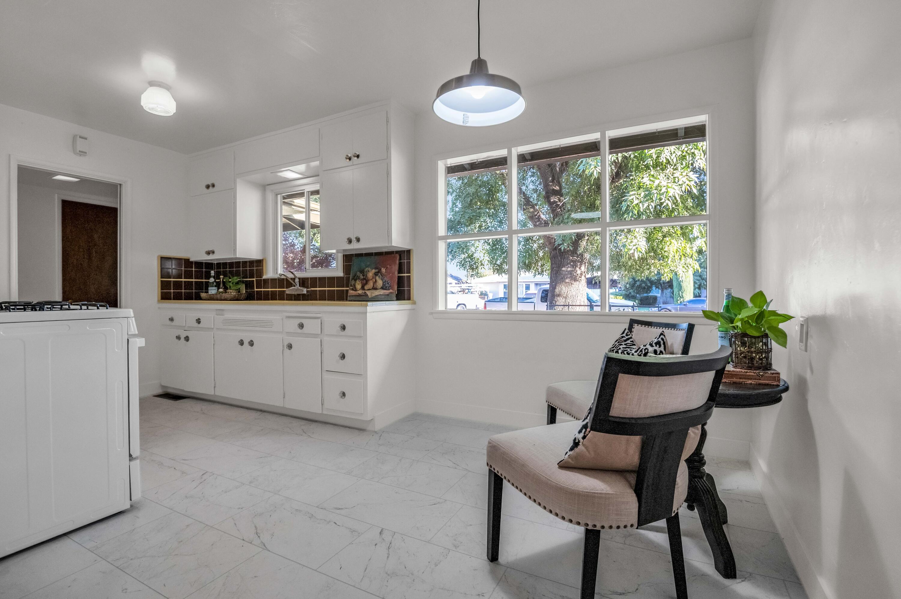 1016 E Kaweah Avenue