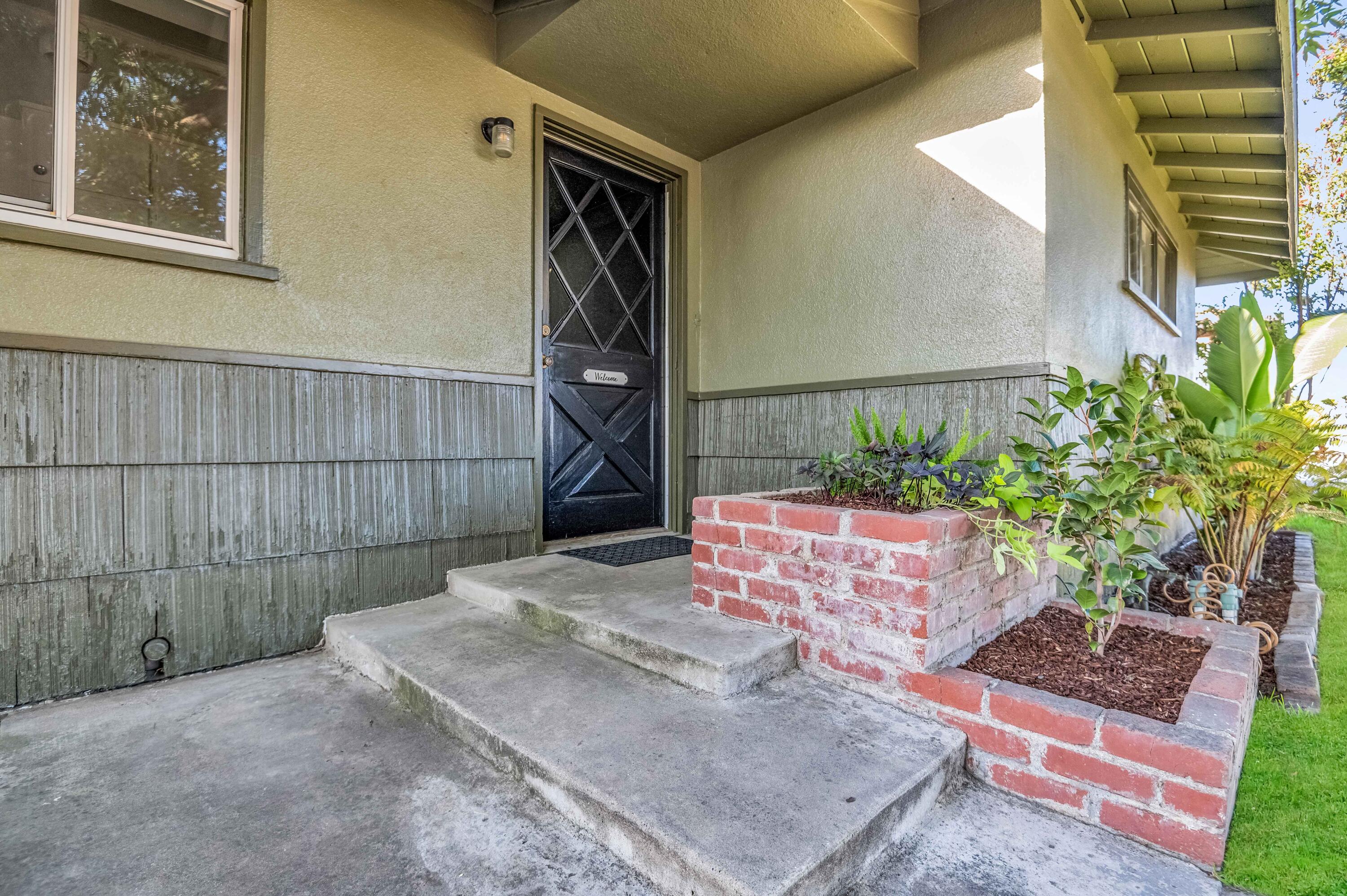 1016 E Kaweah Avenue