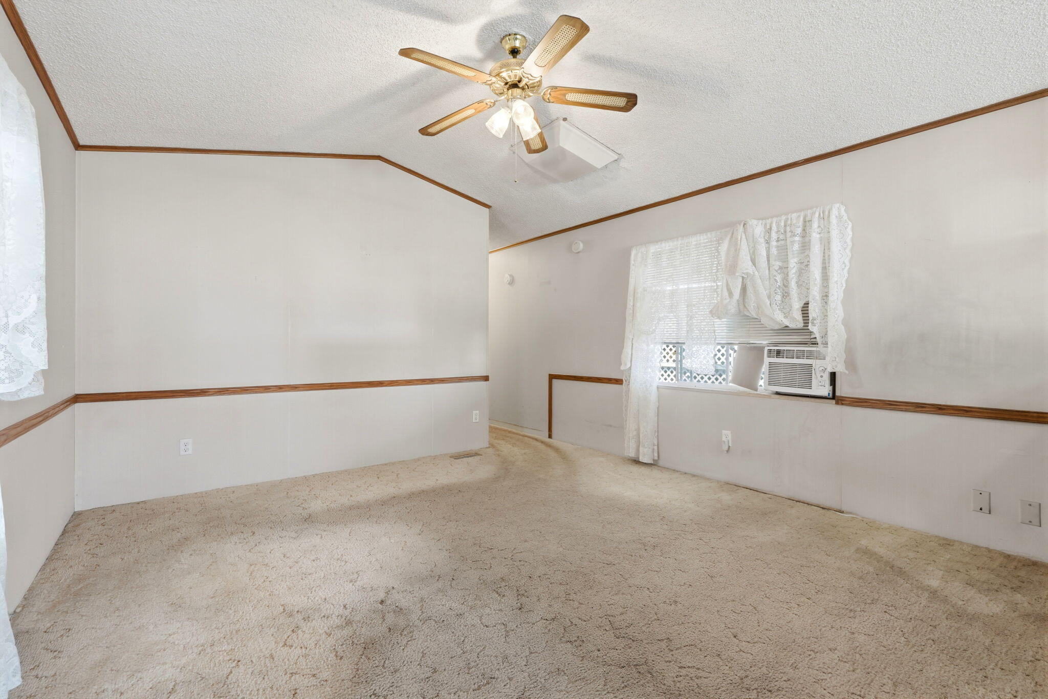 550 W Hermosa Street, 11