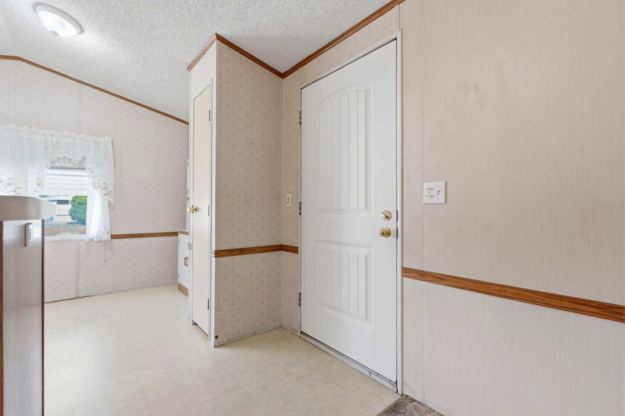 550 W Hermosa Street, 11