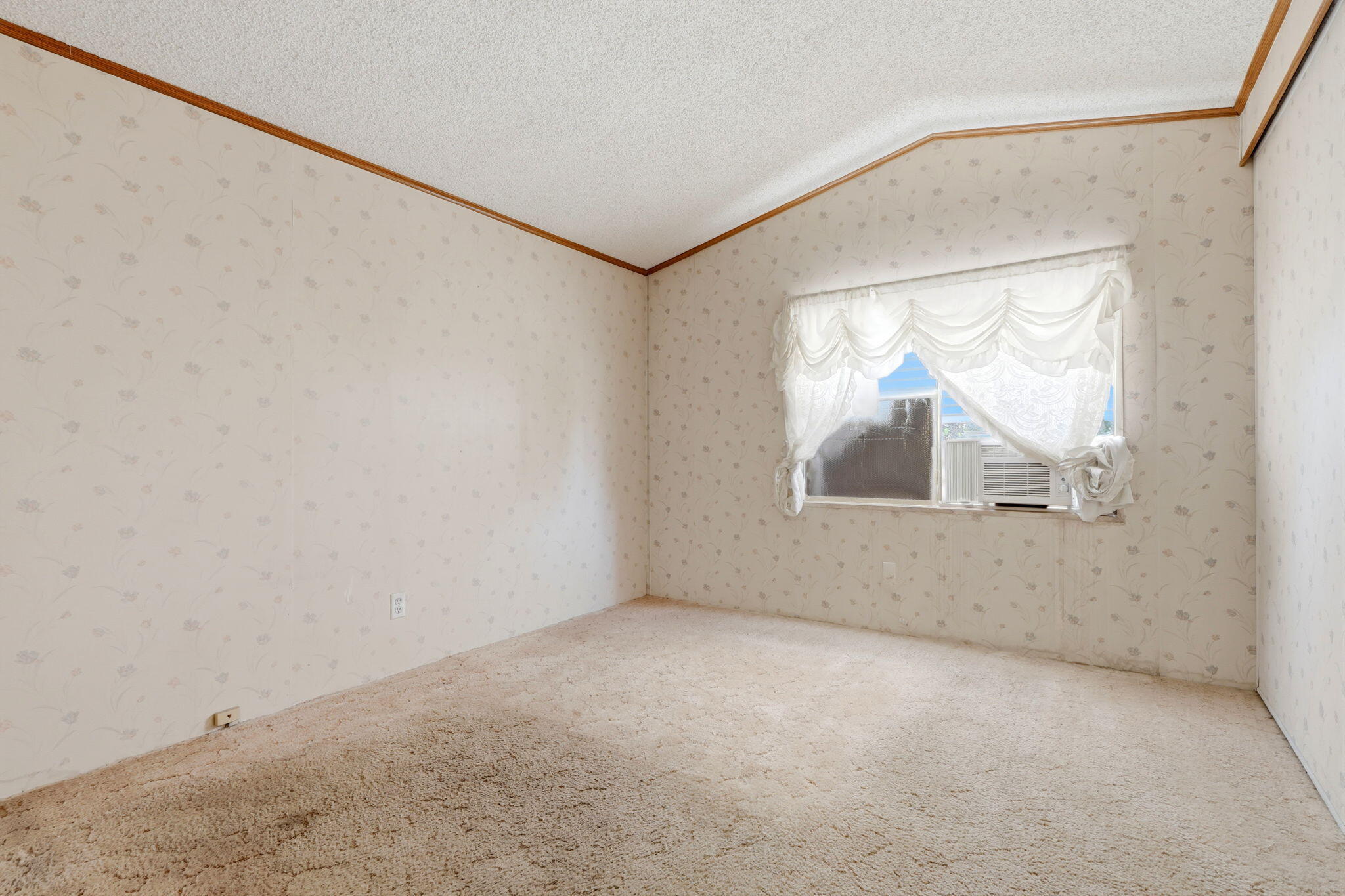 550 W Hermosa Street, 11